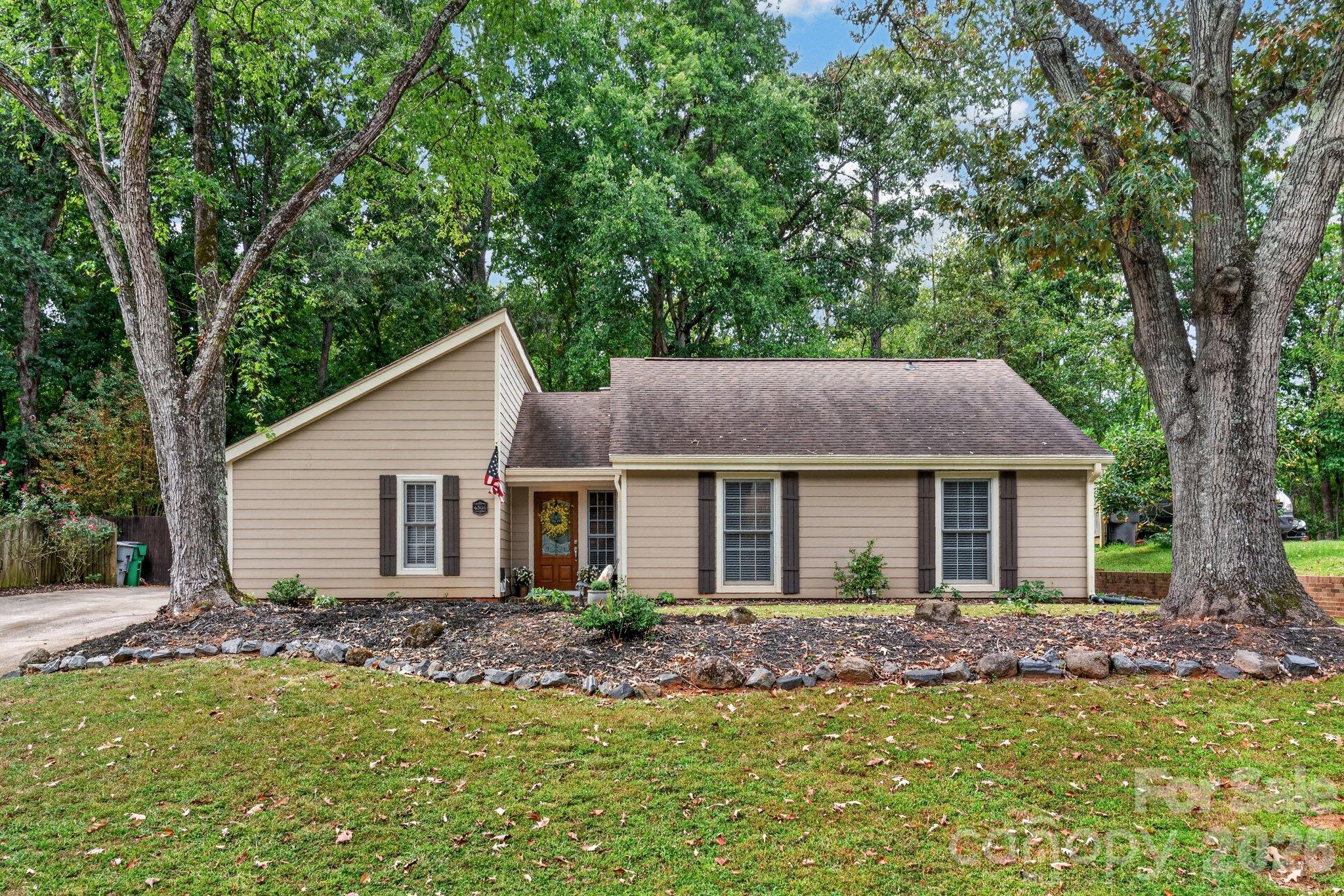 4506 Woods End Lane, Charlotte NC 28277