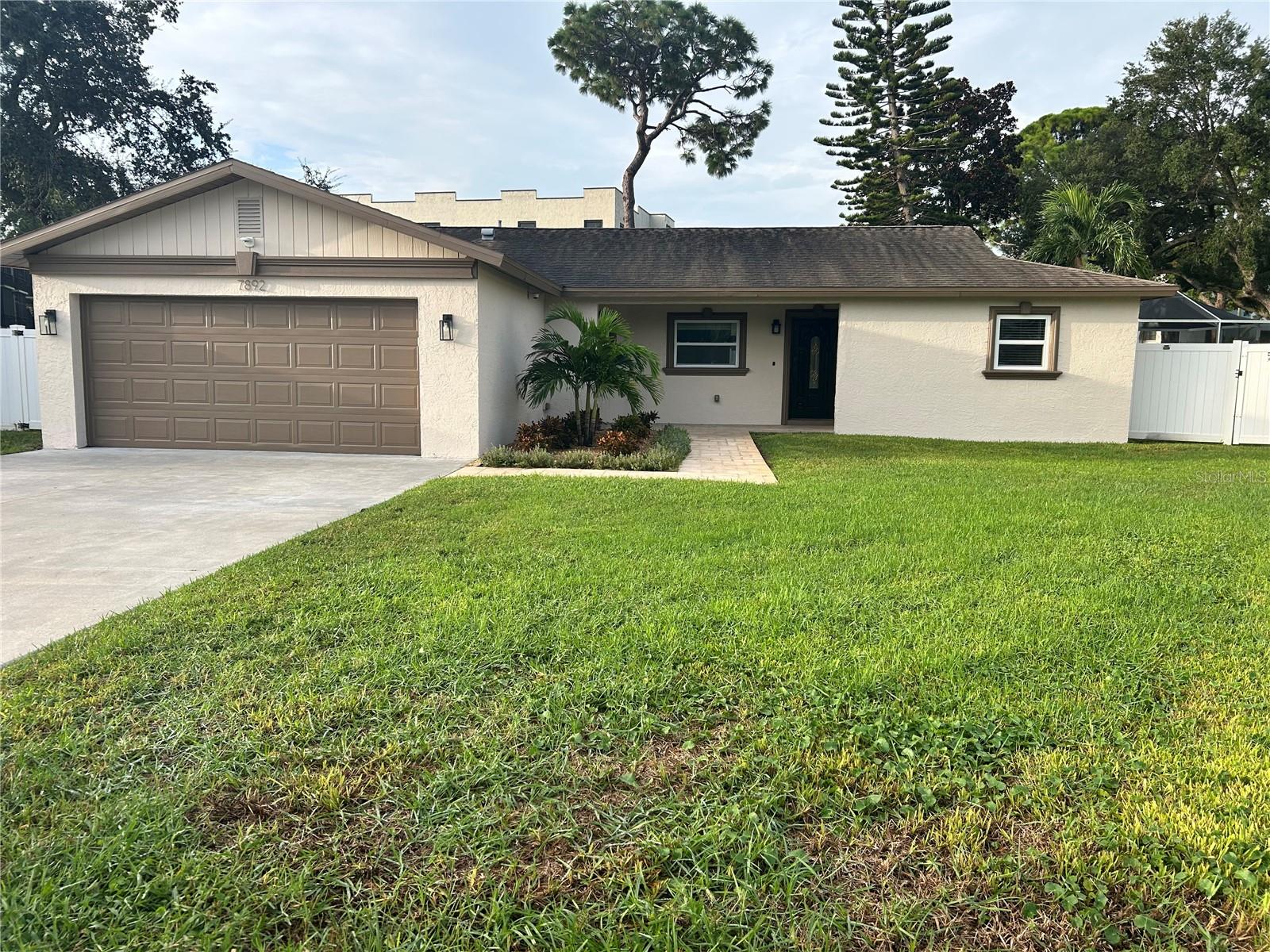 7892 SUNDOWN DR N, St Petersburg FL 33709