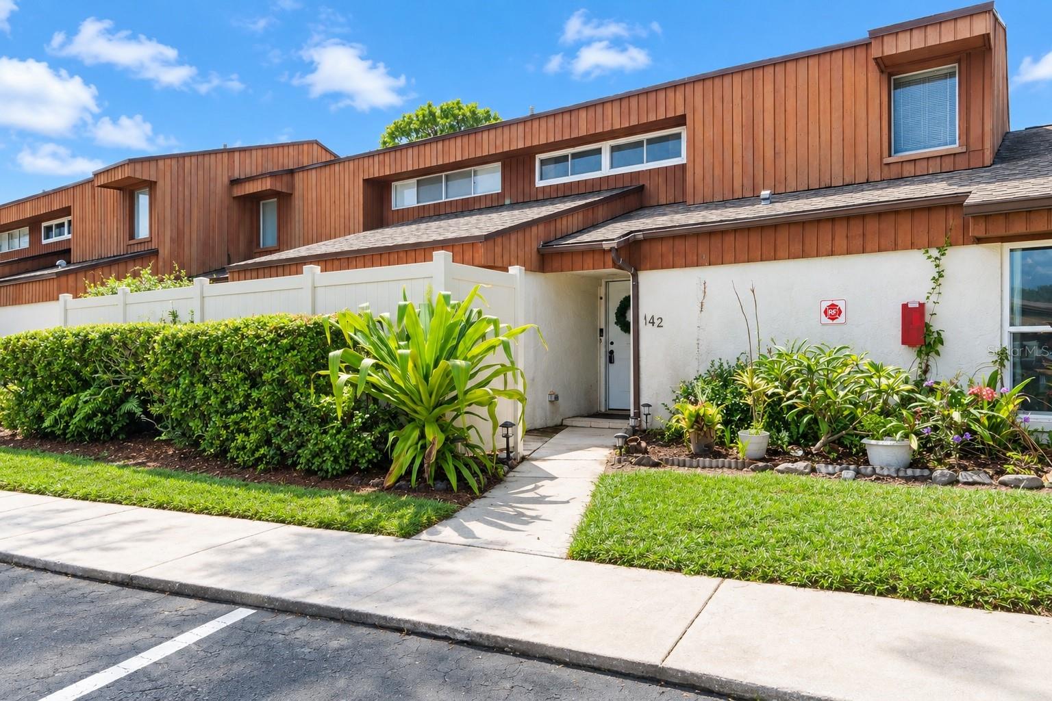 2076 SUNSET POINT RD #142, Clearwater FL 33765
