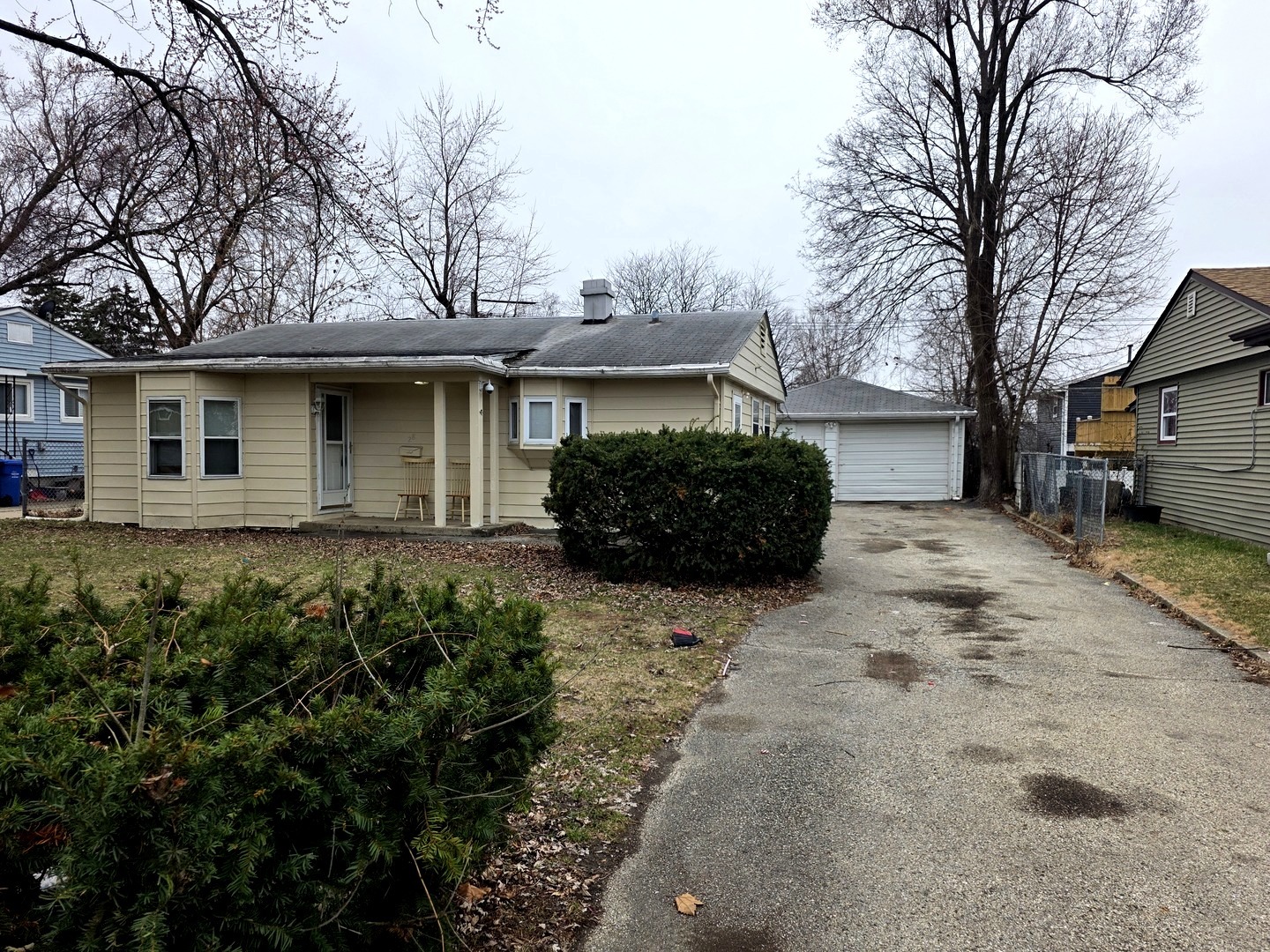 28 Hickory Drive, Carpentersville IL 60110