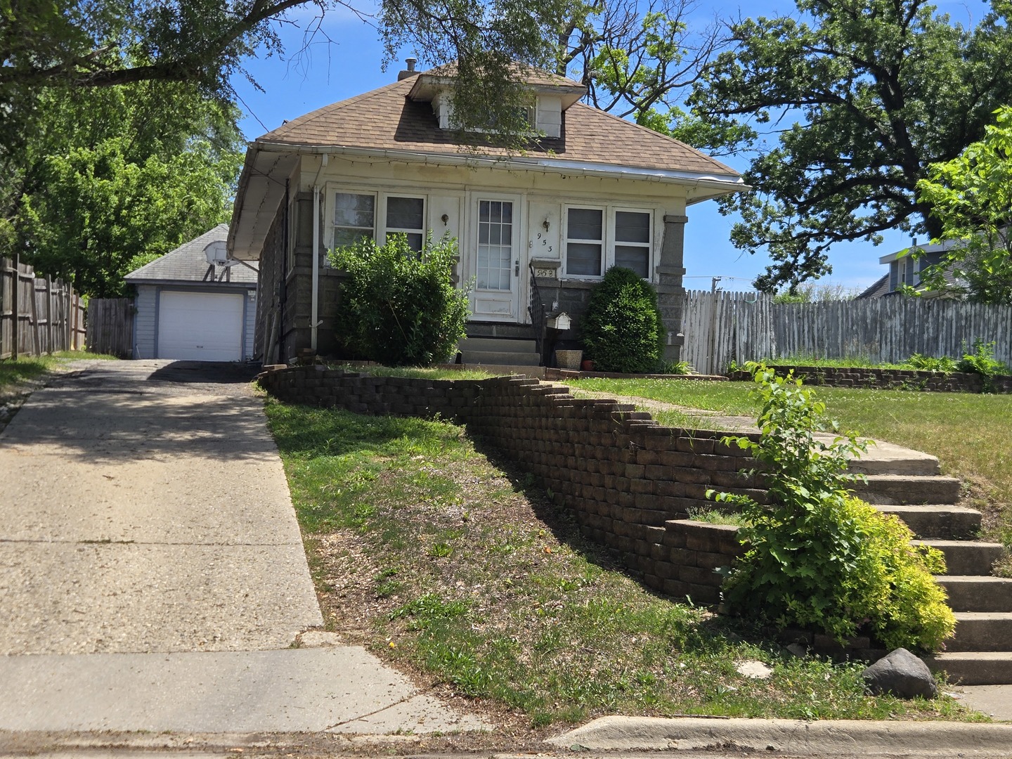 953 Elizabeth Street, Elgin IL 60120