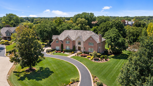 28063 Gray Barn Lane, Lake Barrington IL 60010