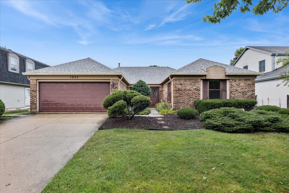 1255 John Drive, Hoffman Estates IL 60169