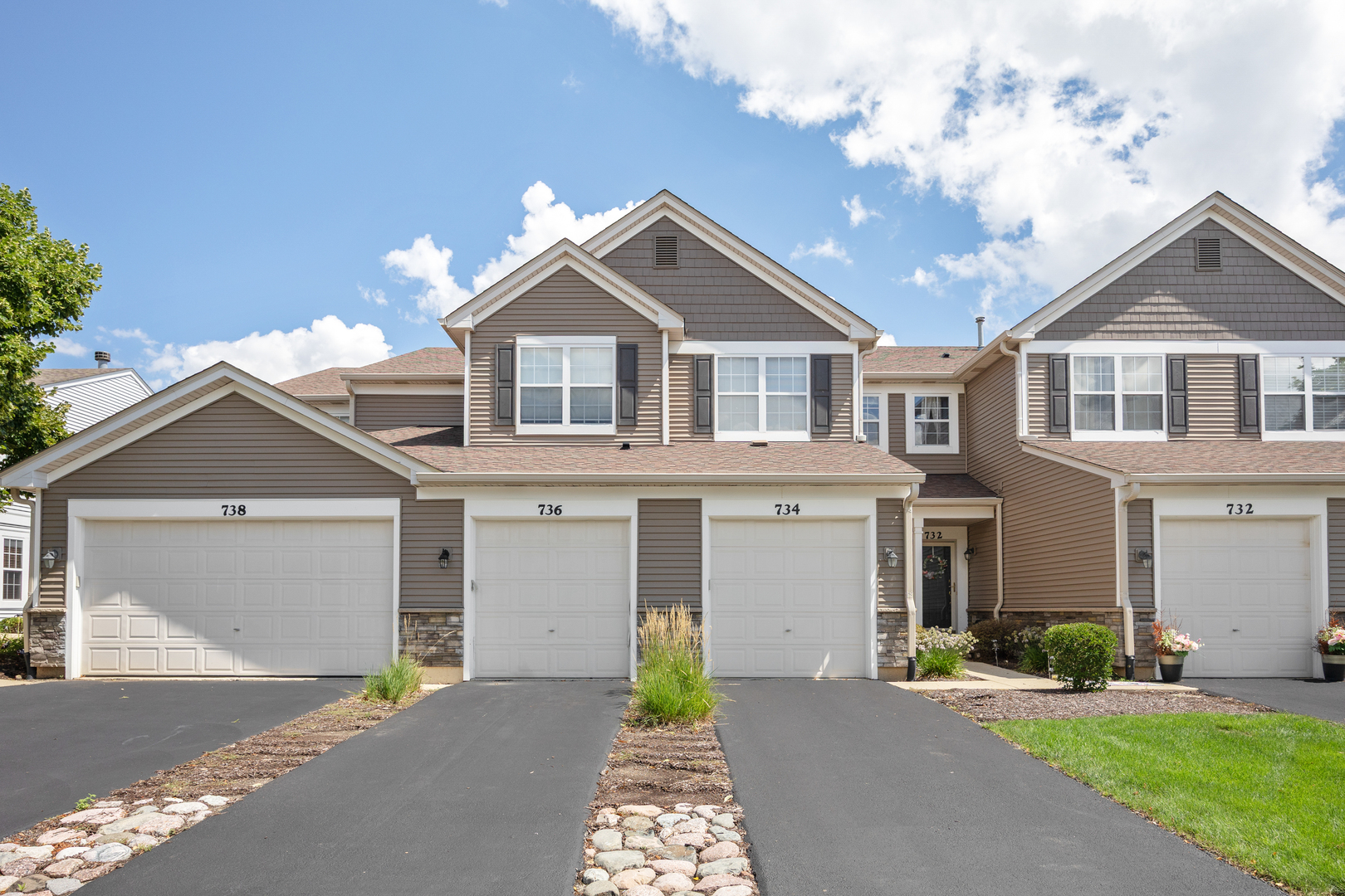 736 Woodewind Drive, Naperville IL 60563