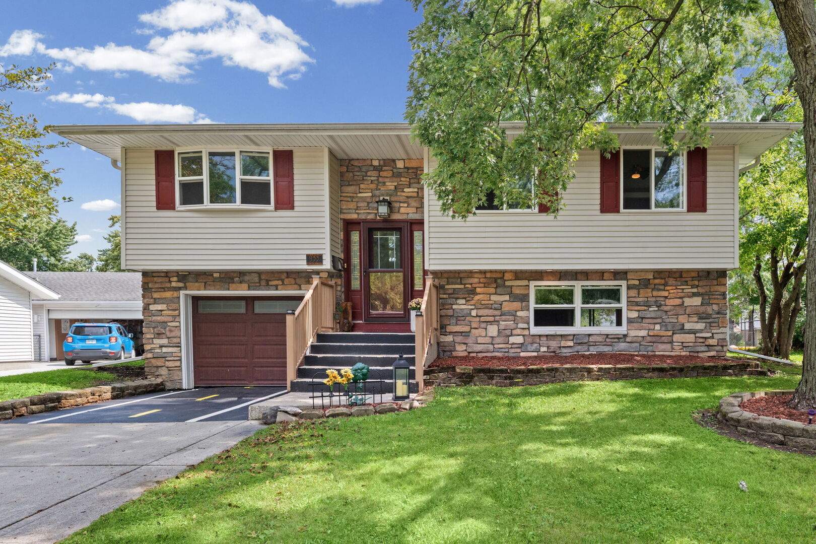 933 Webster Lane, Schaumburg IL 60193