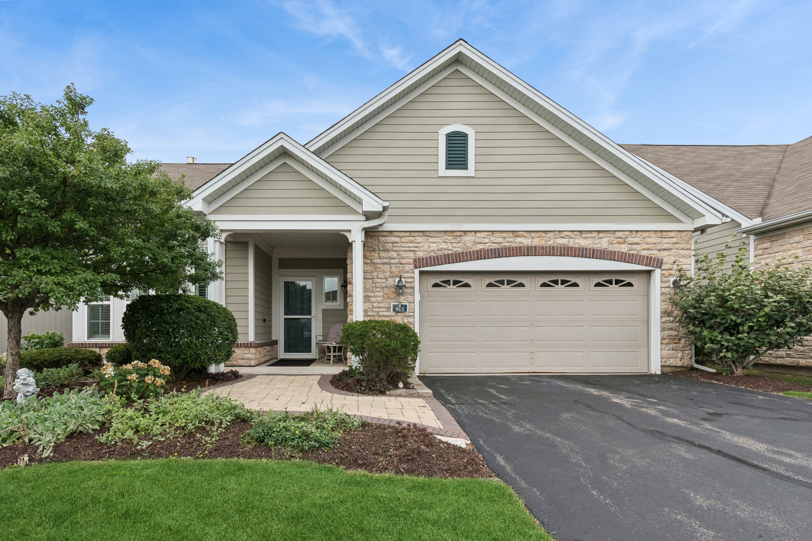 613 Handel Lane, Woodstock IL 60098