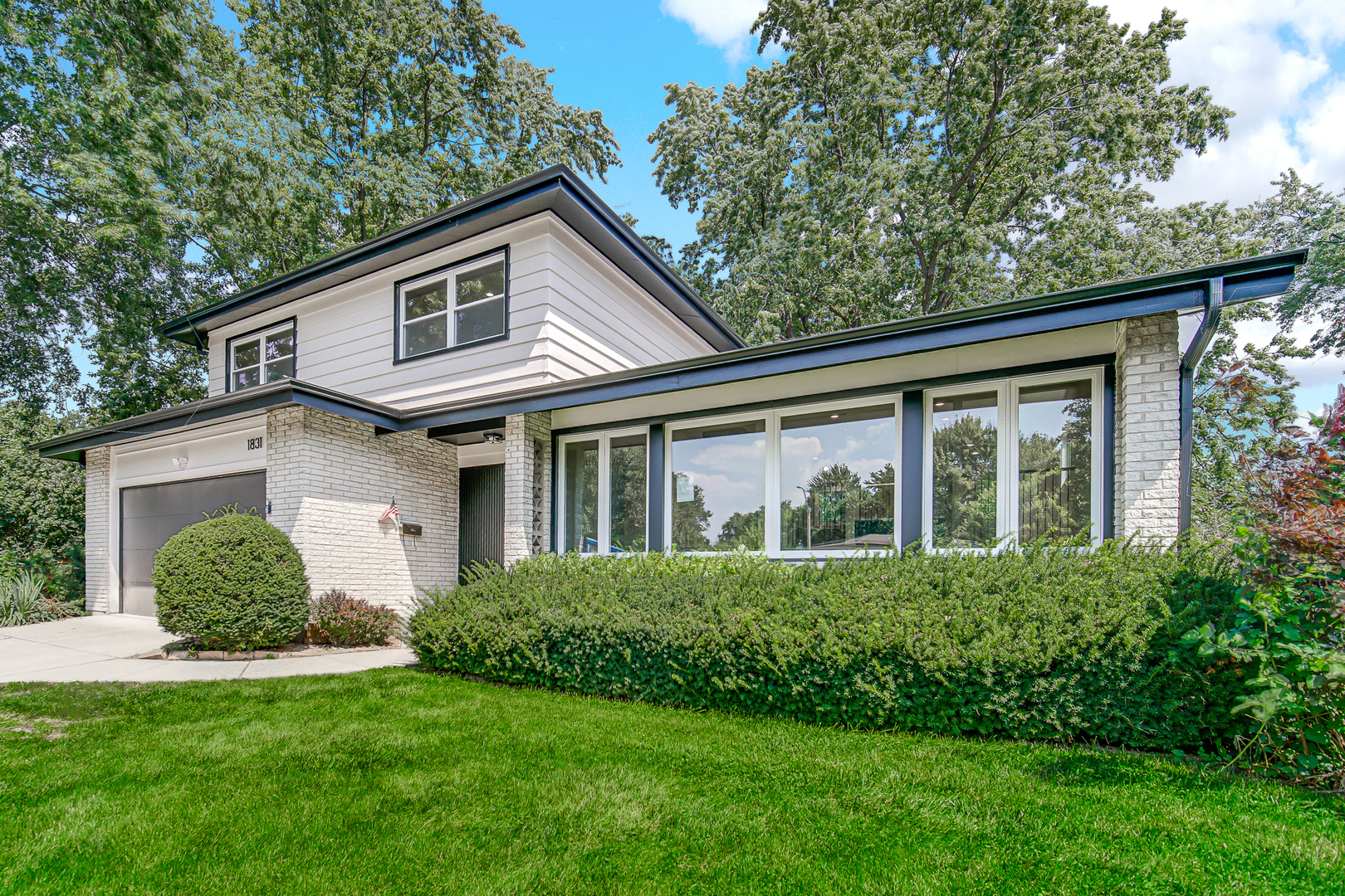 1831 N Rolling Lane, Arlington Heights IL 60004
