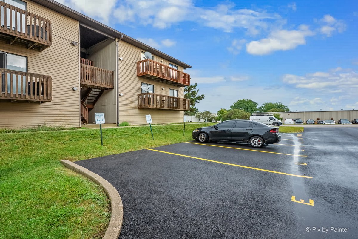 695 Dean Drive Unit E, South Elgin IL 60177