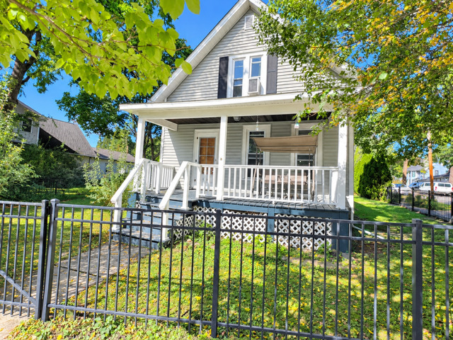 952 Larkin Avenue, Elgin IL 60123