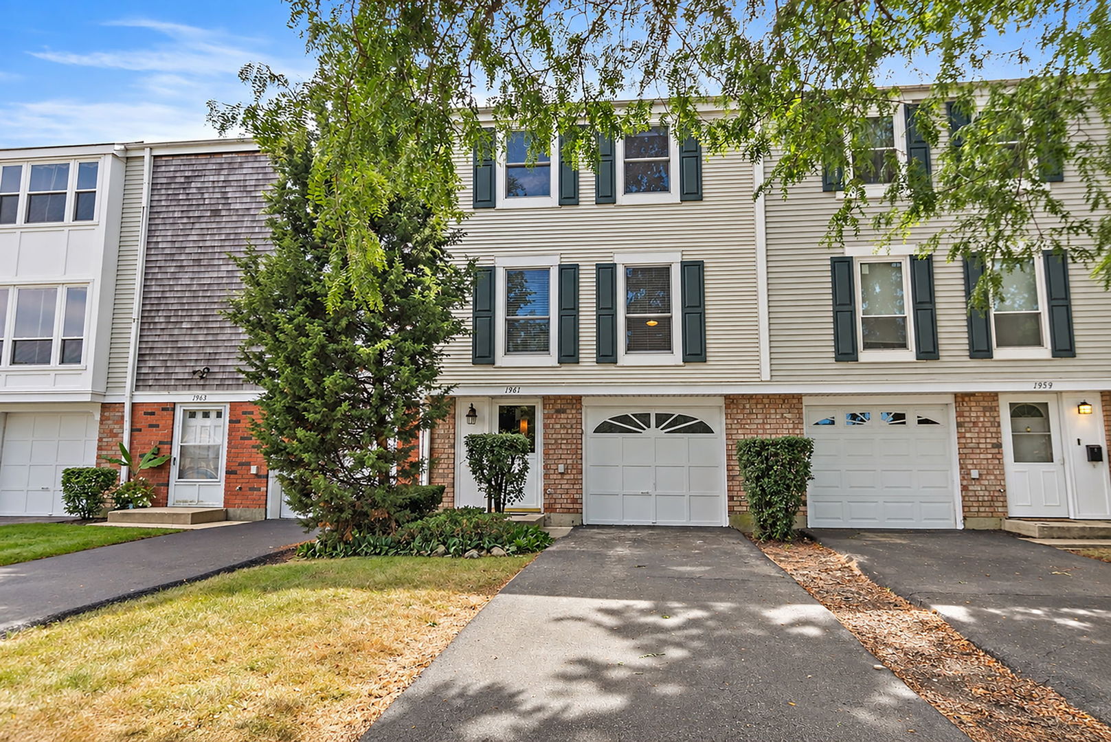 1961 Governors Lane, Hoffman Estates IL 60169