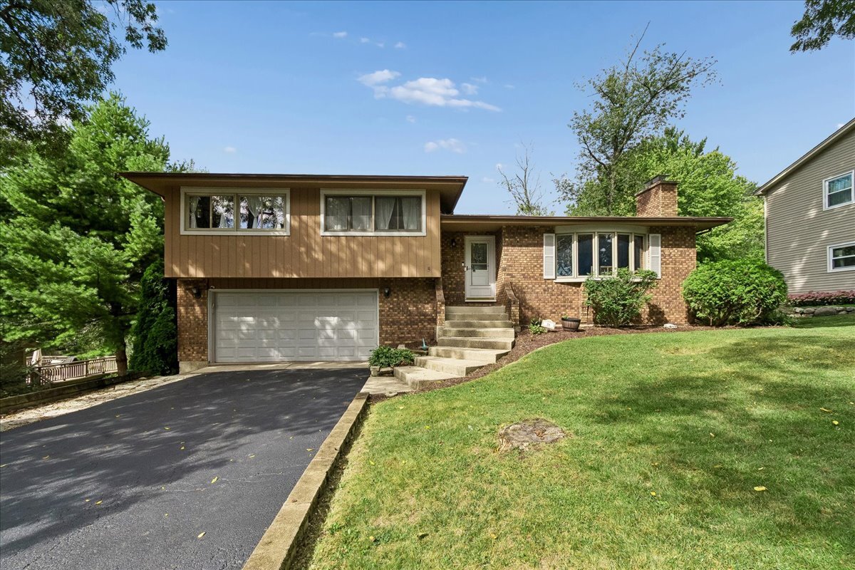 16 Woody Way, Oakwood Hills IL 60013
