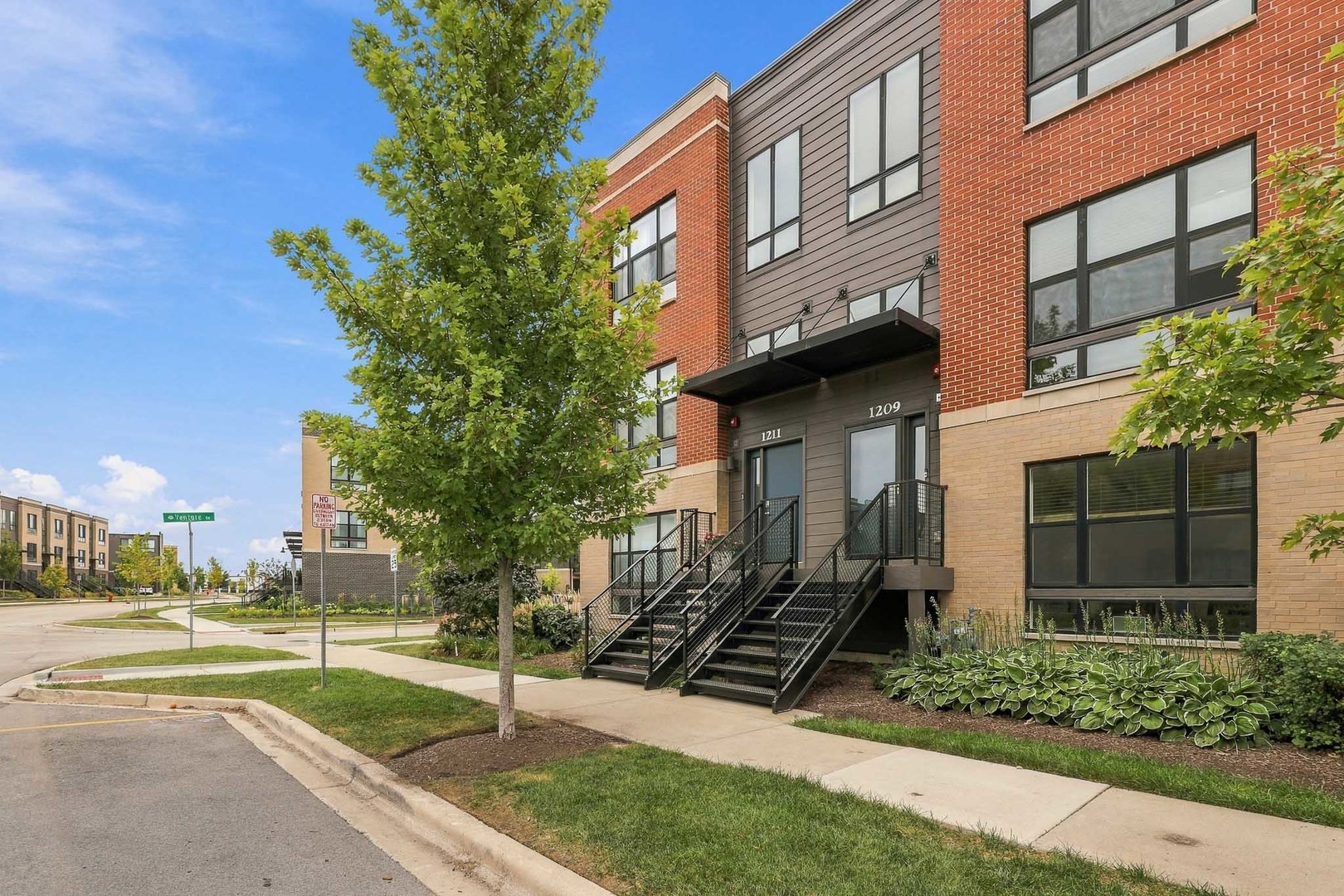 1209 Lakepointe Drive, Schaumburg IL 60173