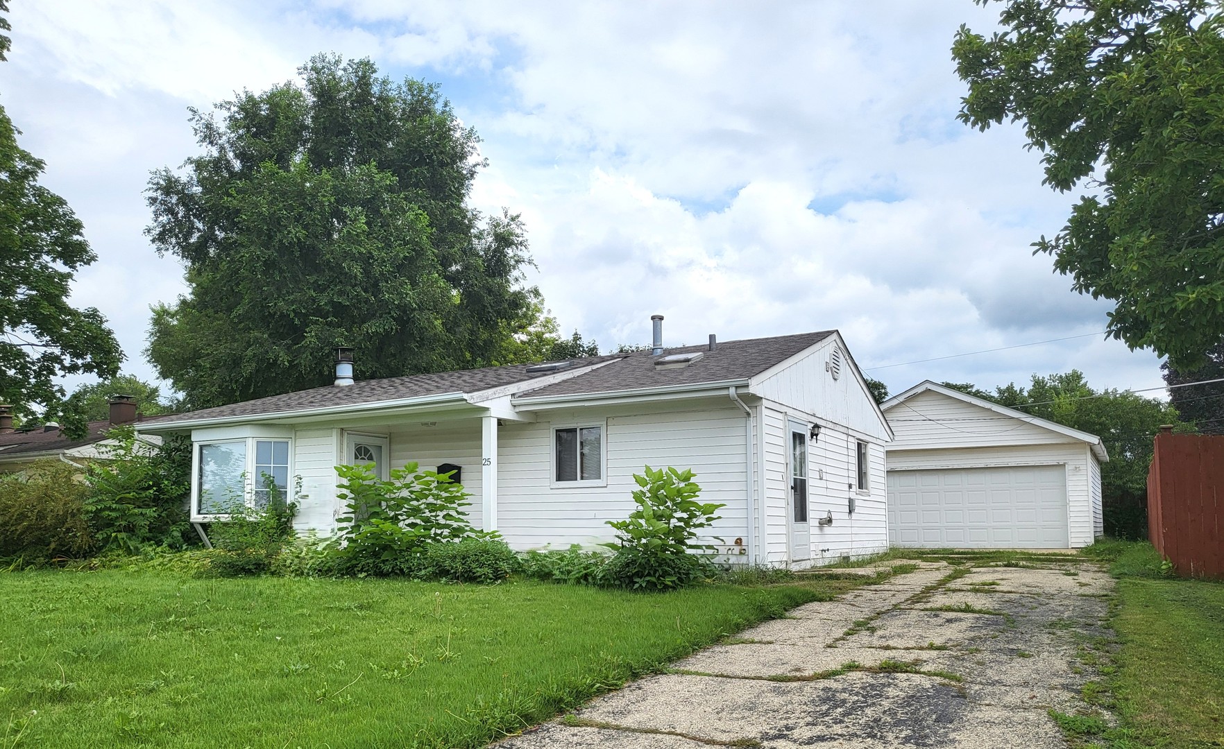25 Thrush Road, Carpentersville IL 60110
