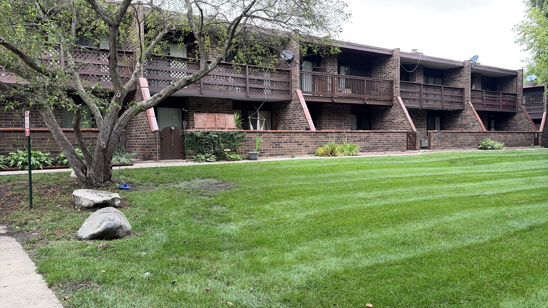 1607 Kenneth Circle Unit 1607, Elgin IL 60120