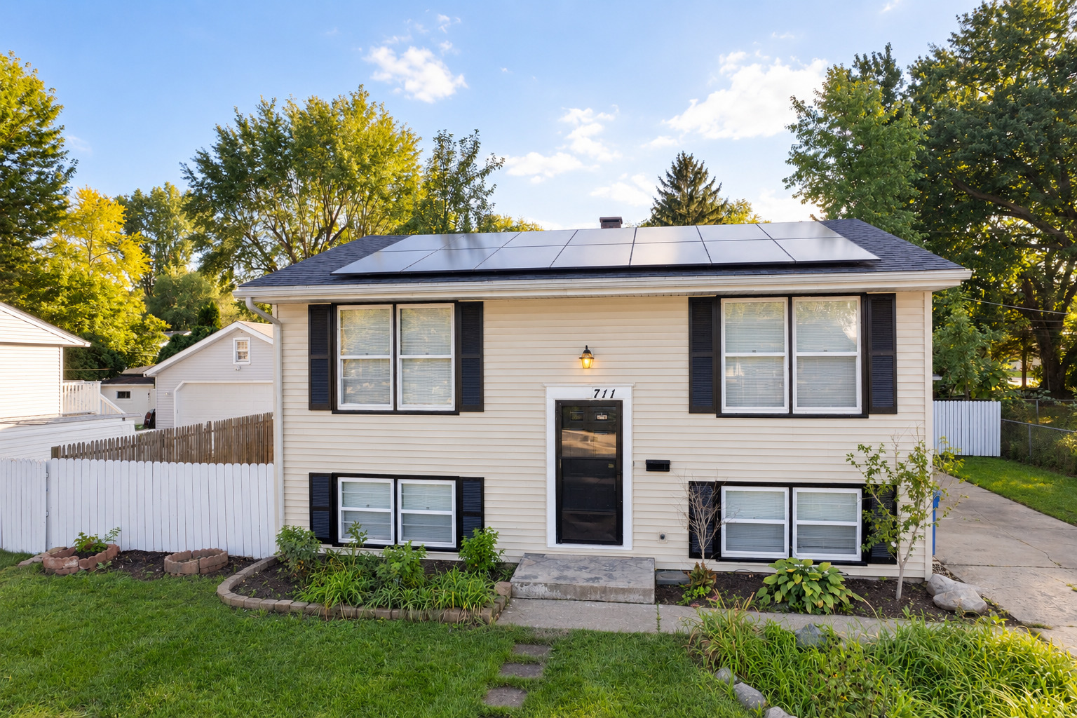 711 Southwind Drive, Carpentersville IL 60110