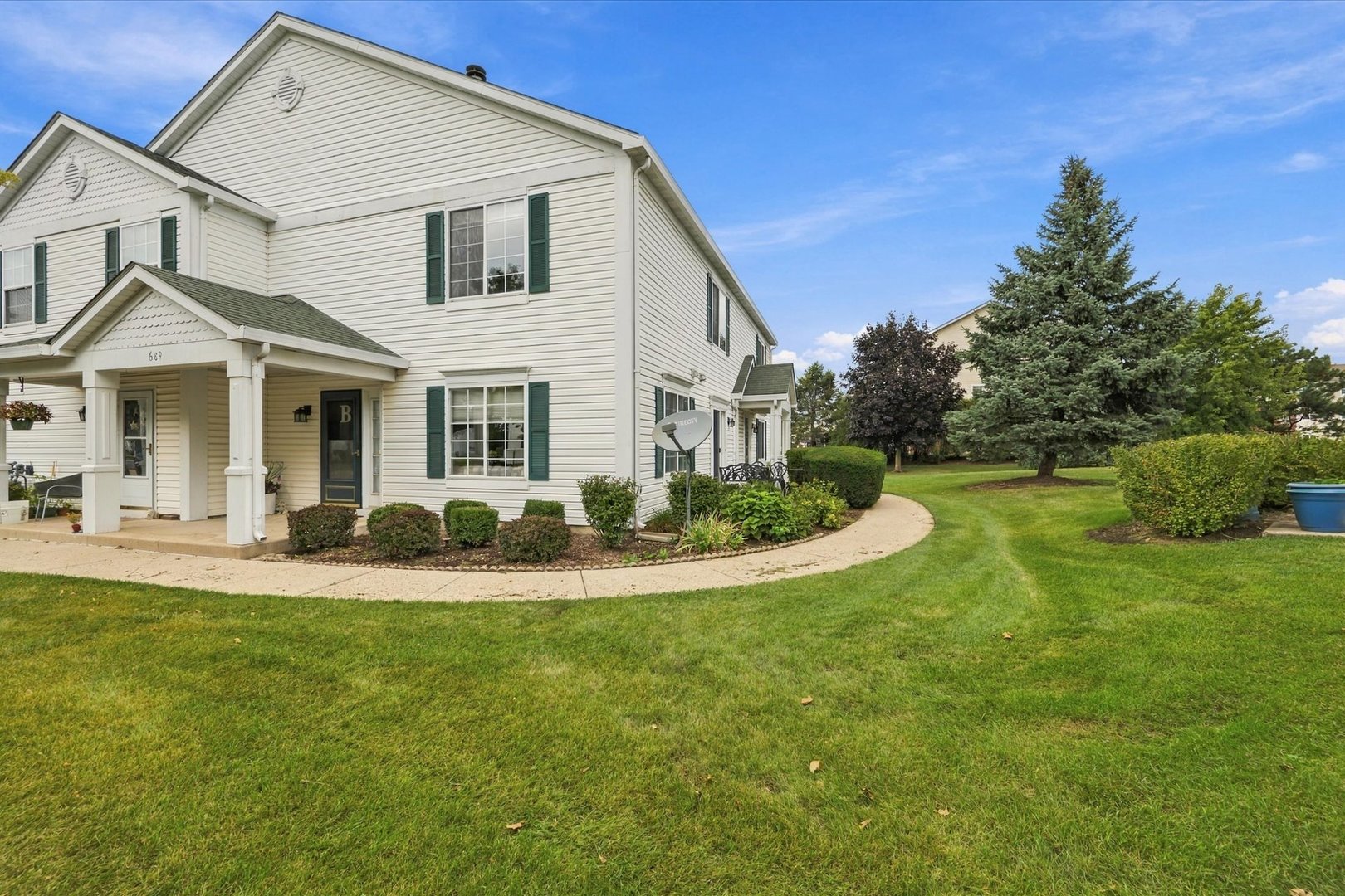 689 Fieldcrest Drive Unit B, South Elgin IL 60177