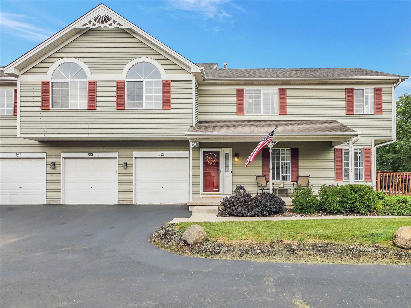 121 VILLAGE CREEK Drive Unit 121, Lake In The Hills IL 60156