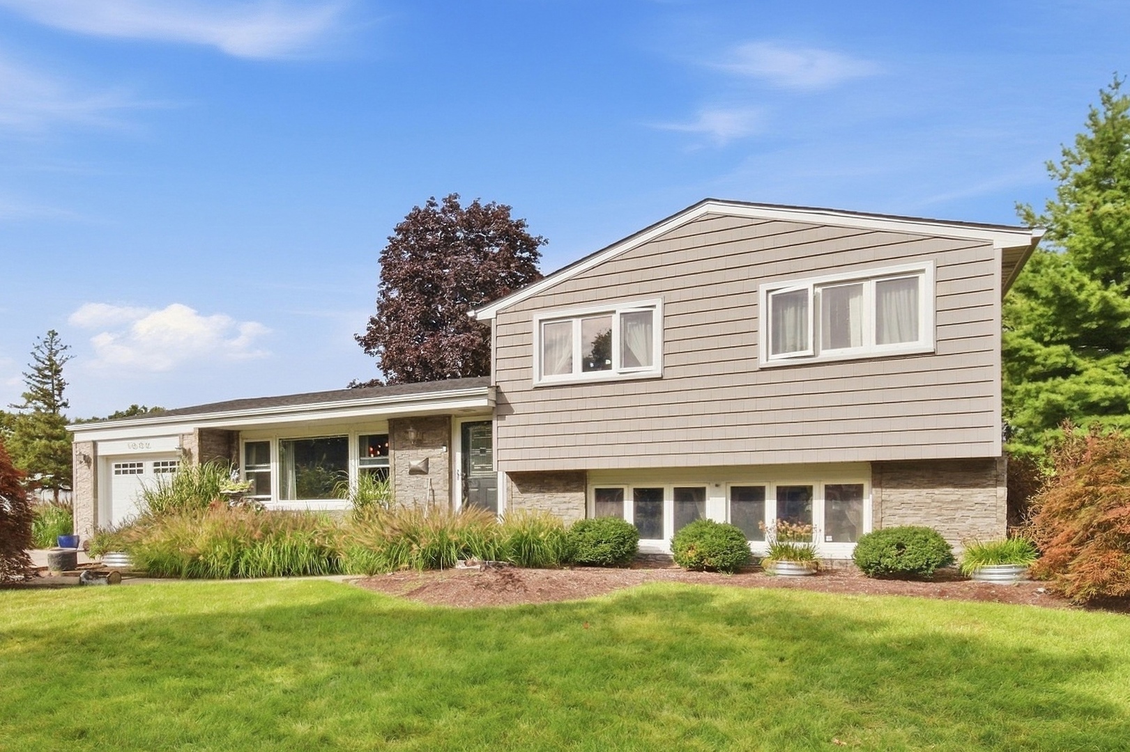 1006 W Frontenac Drive, Arlington Heights IL 60004
