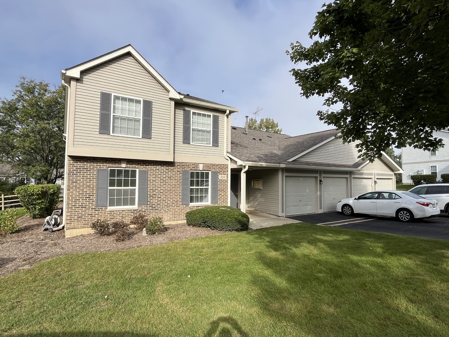 320 Buckingham Circle Unit B, Elgin IL 60120
