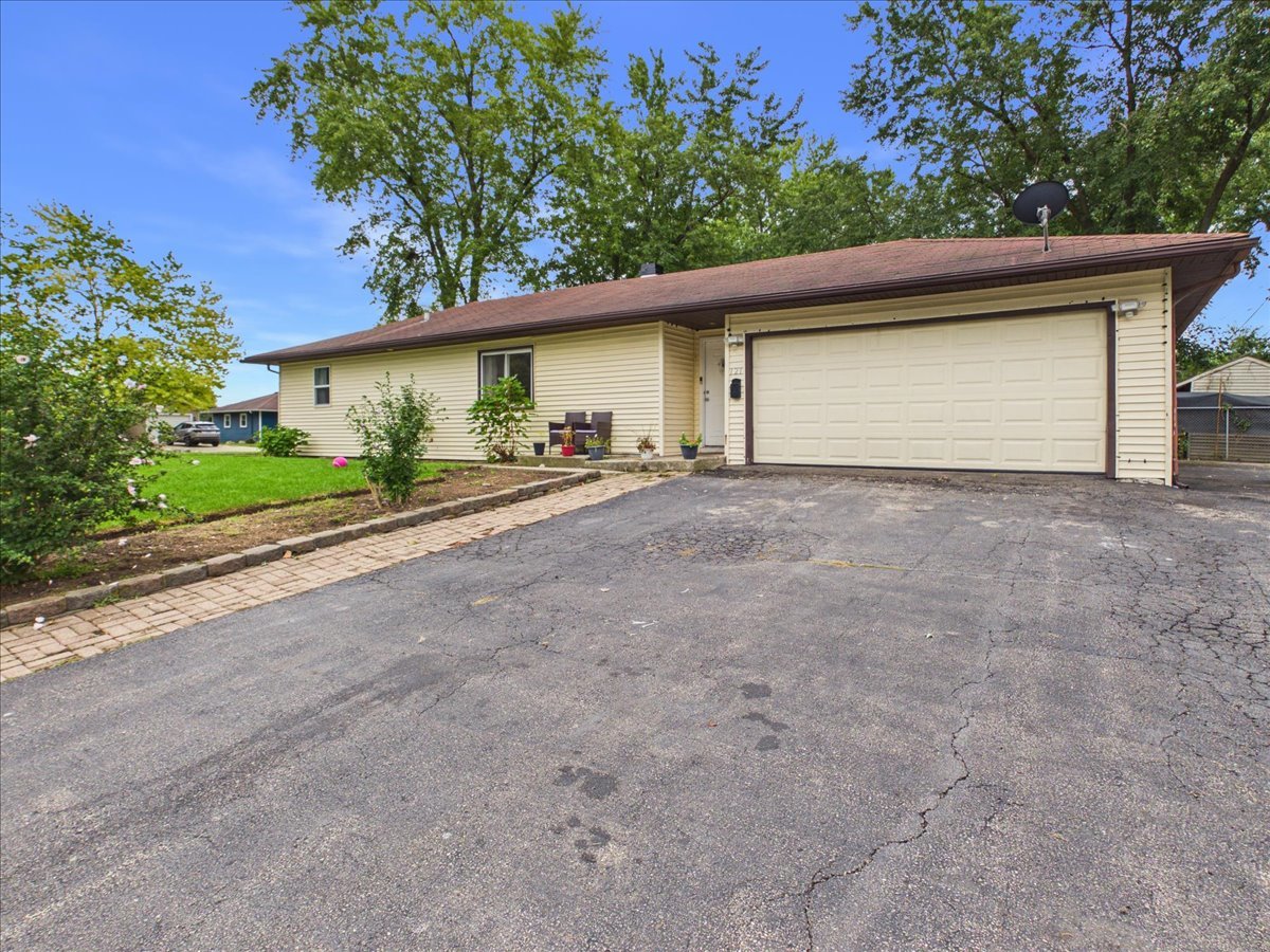 121 Fairway Road, Carpentersville IL 60110