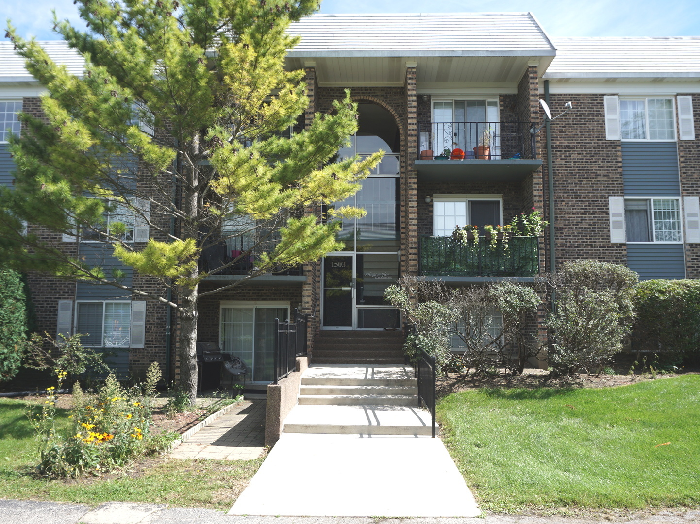 1503 N WINDSOR Drive Unit 302, Arlington Heights IL 60004