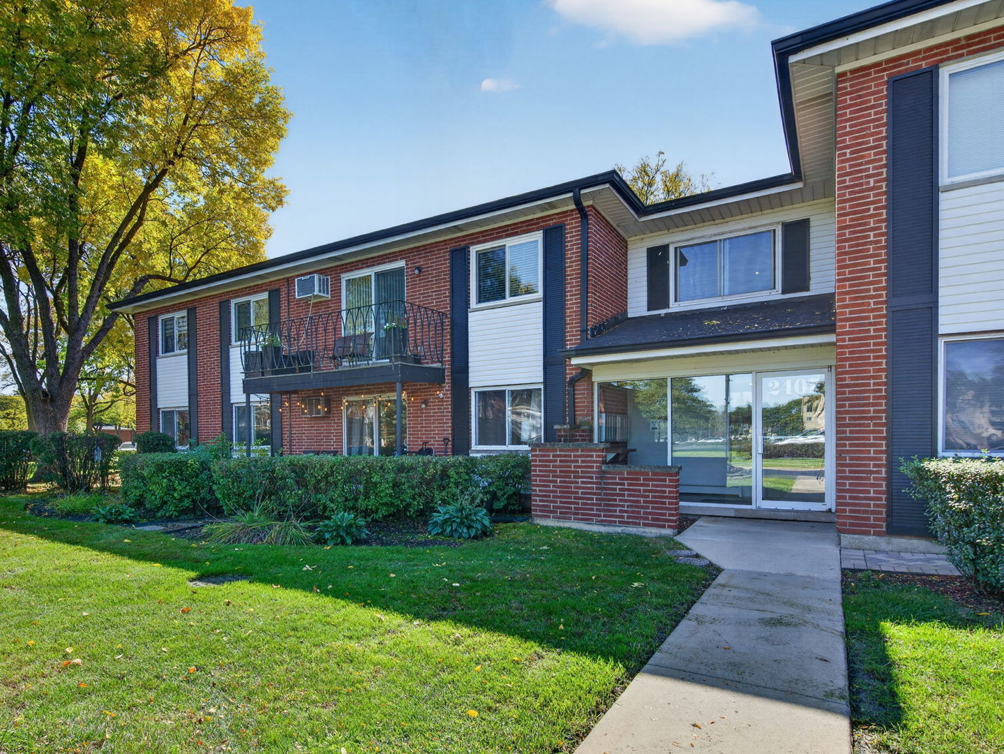 2407 E Brandenberry Court Unit 1L, Arlington Heights IL 60004