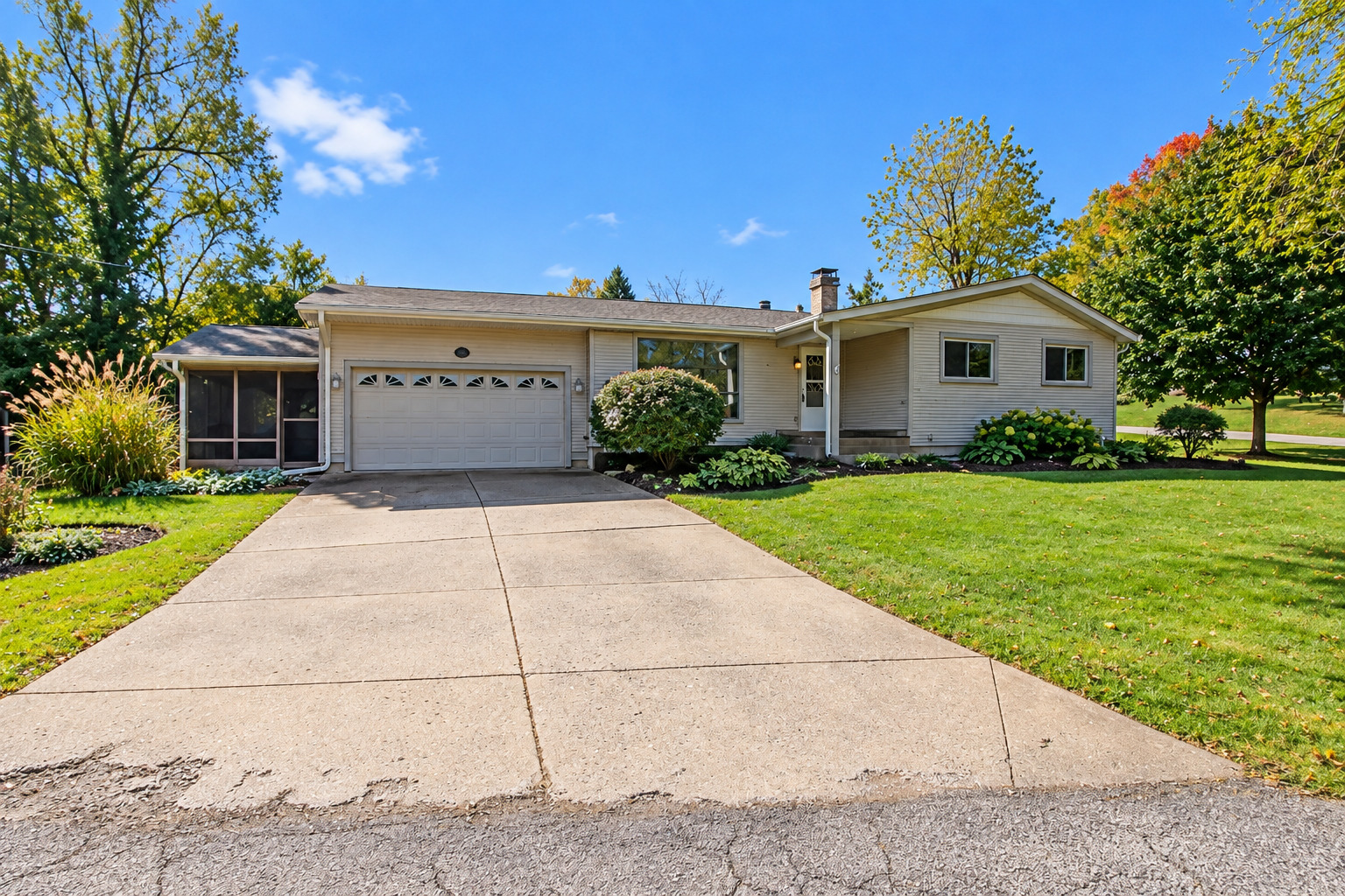 135 Hickory Road, Lake In The Hills IL 60156