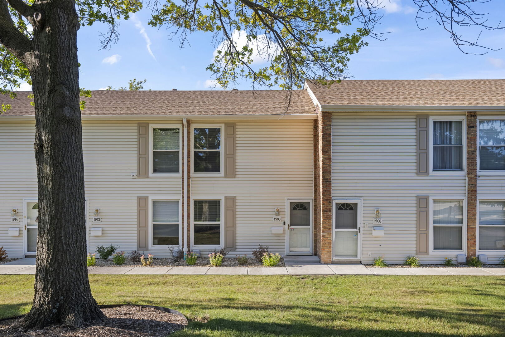 1910 HUNTINGTON Boulevard, Hoffman Estates IL 60169