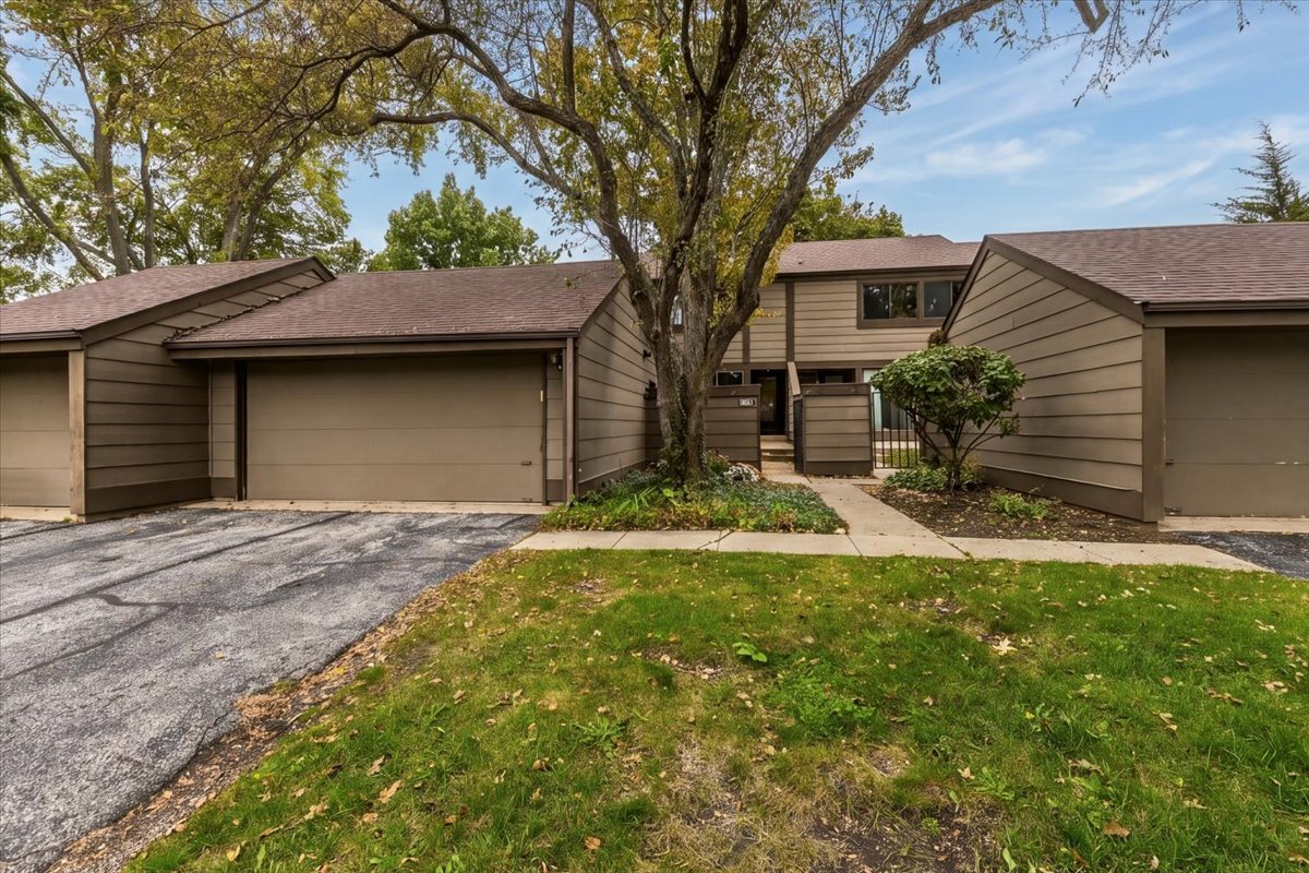 175 N Glengarry Drive Unit B, Geneva IL 60134