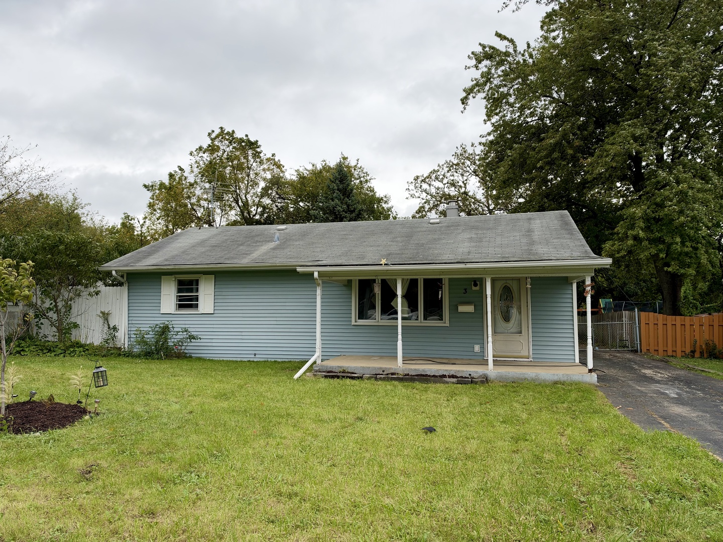 3 Golfview Lane, Carpentersville IL 60110