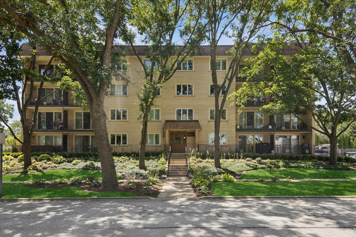 225 E Wing Street Unit 201, Arlington Heights IL 60004