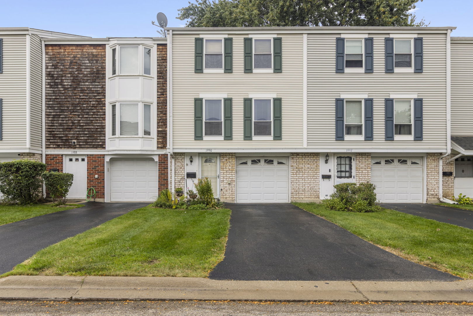 1990 Oxford Lane, Hoffman Estates IL 60169