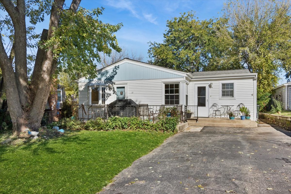 16 W Oak Street, Lake In The Hills IL 60156
