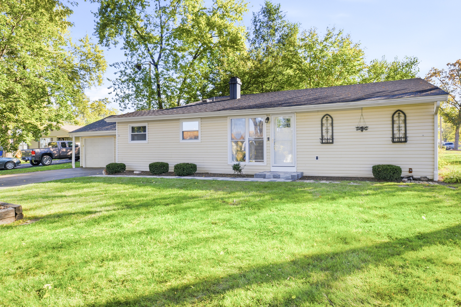 122 Caddy Avenue, Carpentersville IL 60110