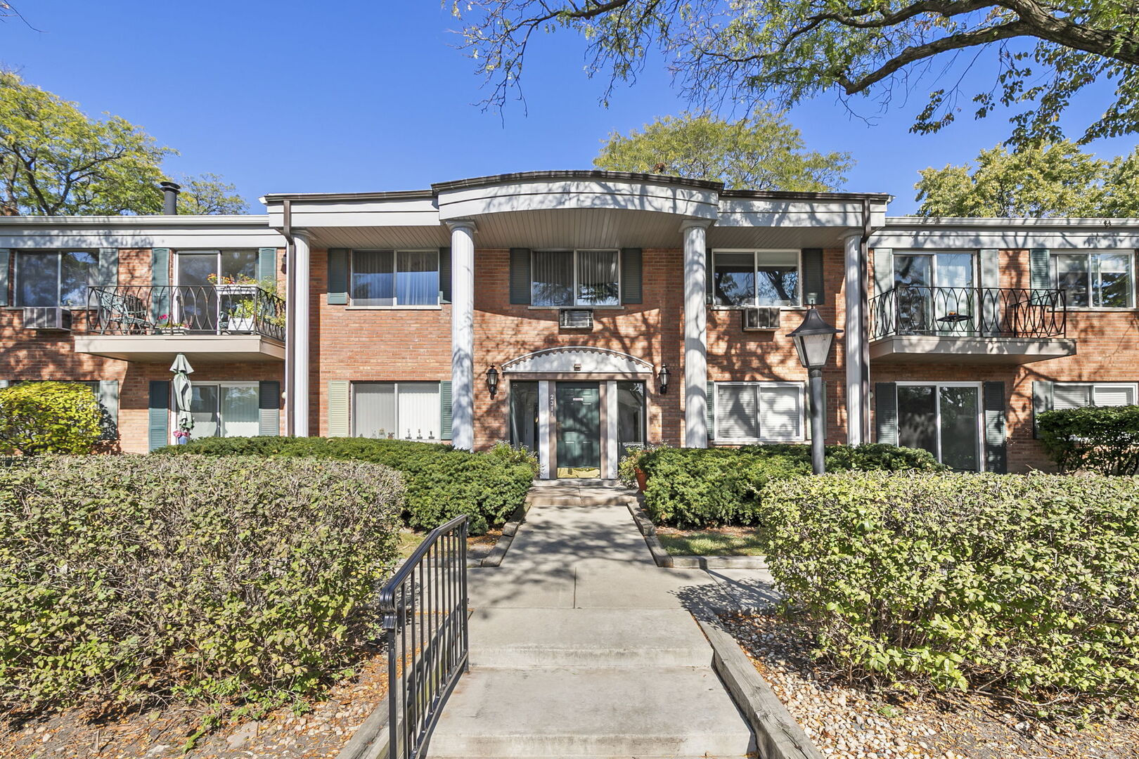 2311 S Goebbert Road Unit B103, Arlington Heights IL 60005