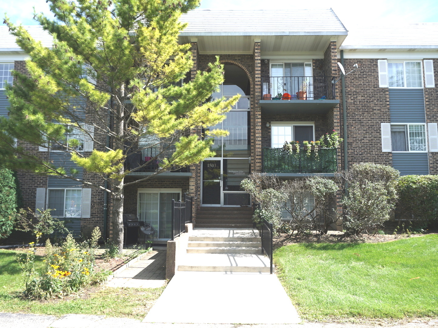1503 N WINDSOR Drive Unit 302, Arlington Heights IL 60004
