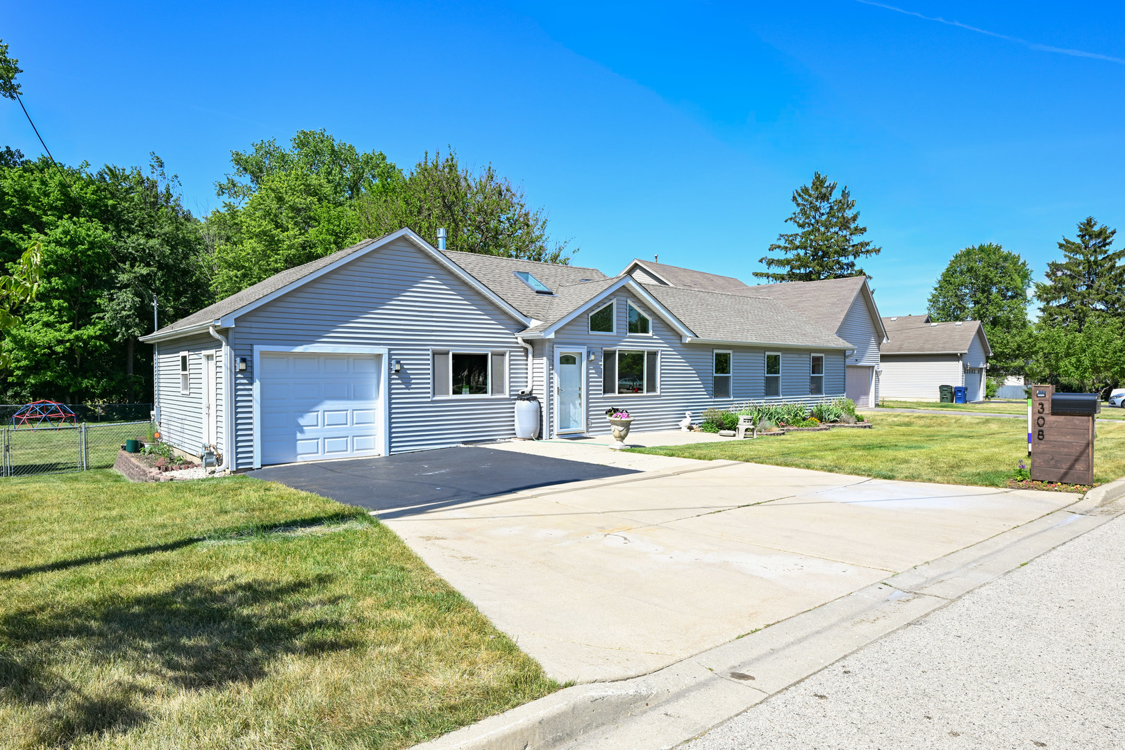 308 Beach Drive, Algonquin IL 60102