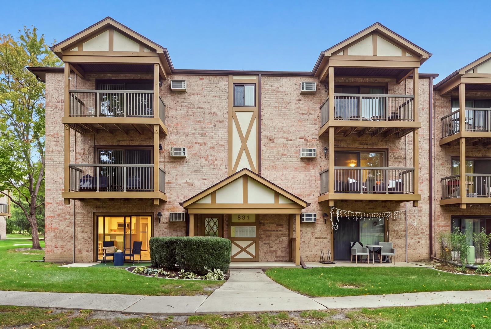 831 S Dwyer Avenue Unit A, Arlington Heights IL 60005