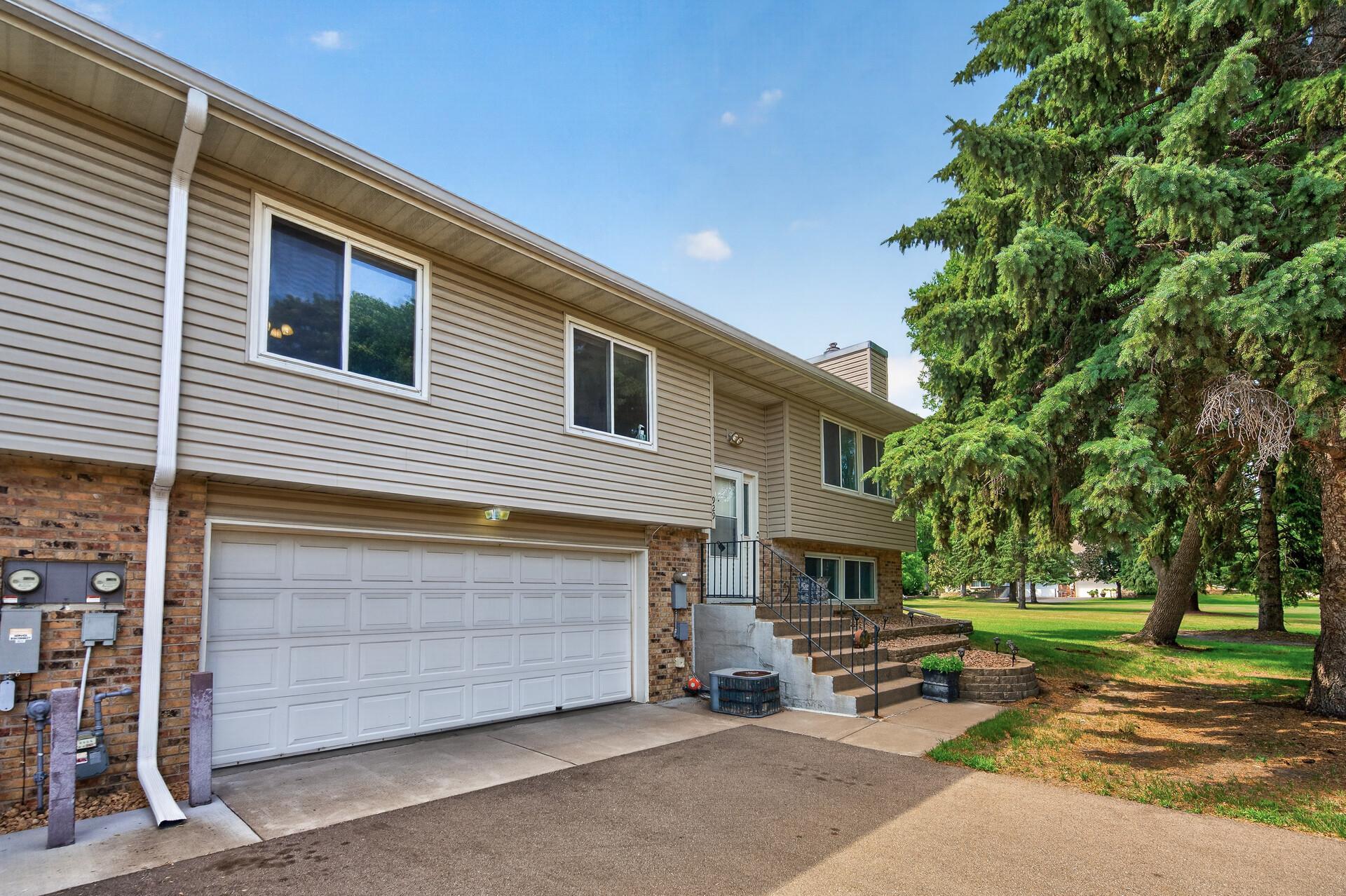 929 94th Avenue NE, Blaine MN 55434