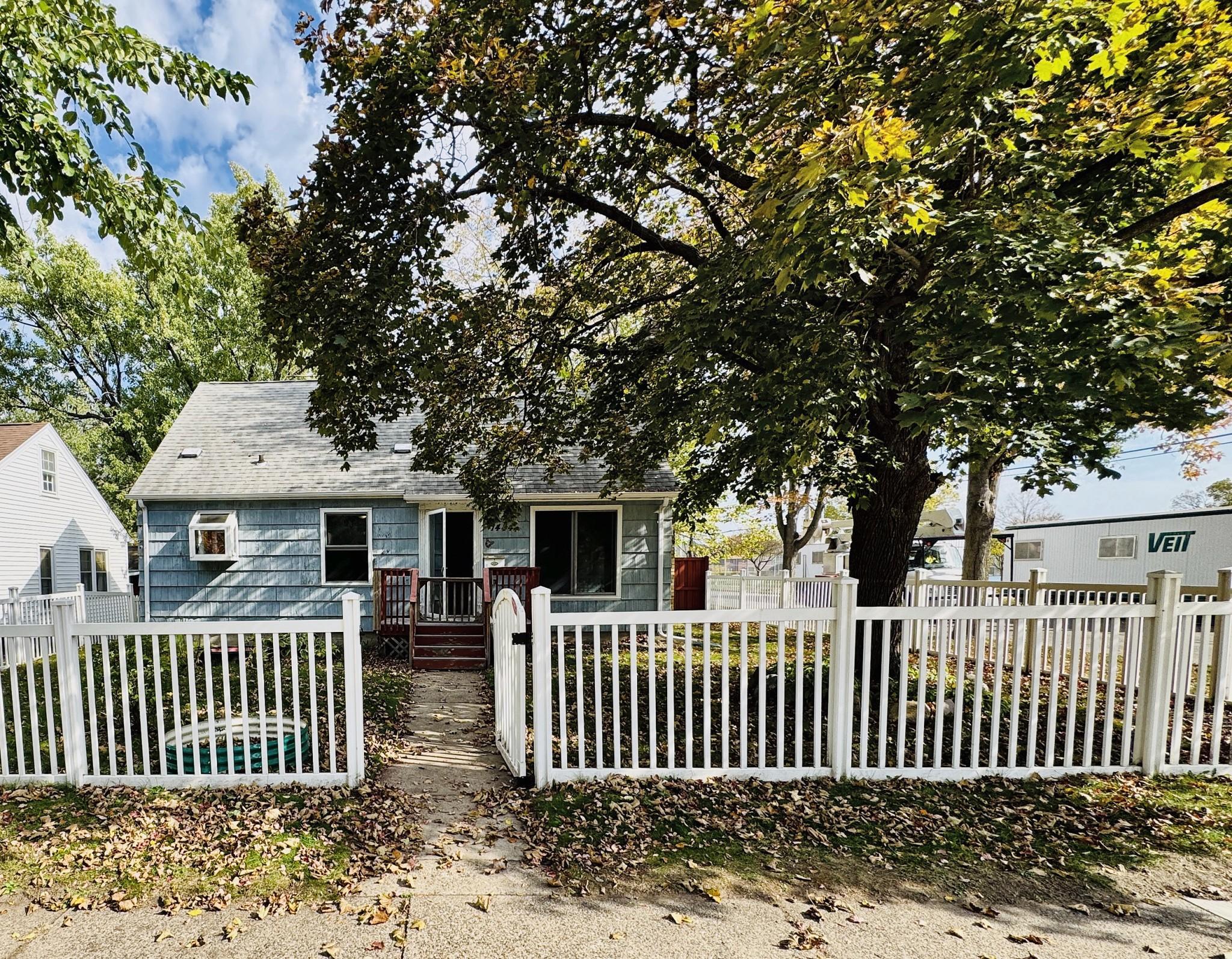 1444 Saint Albans Street N, Saint Paul MN 55117