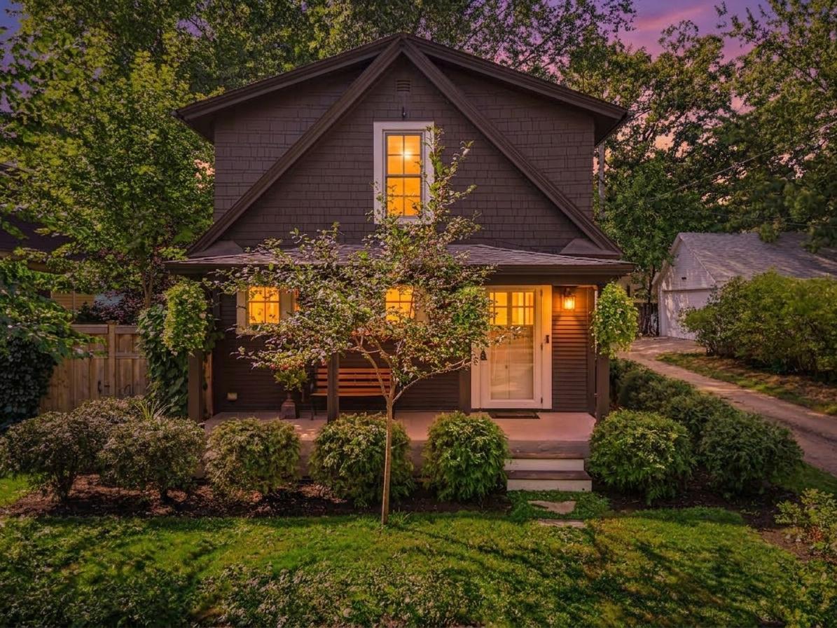 831 Fairview Avenue N, Saint Paul MN 55104