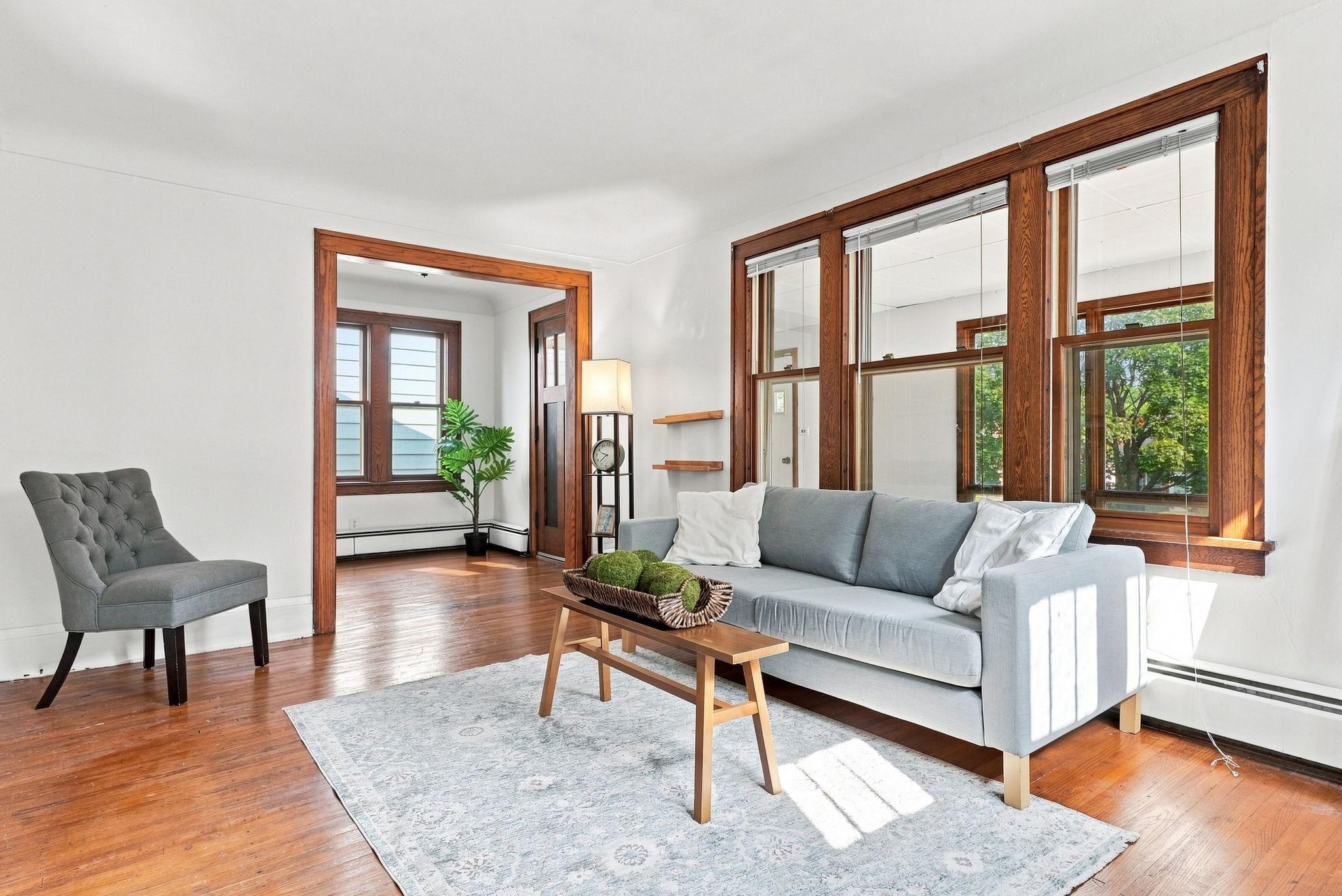 902 Hyacinth Ave E, Saint Paul MN 55106