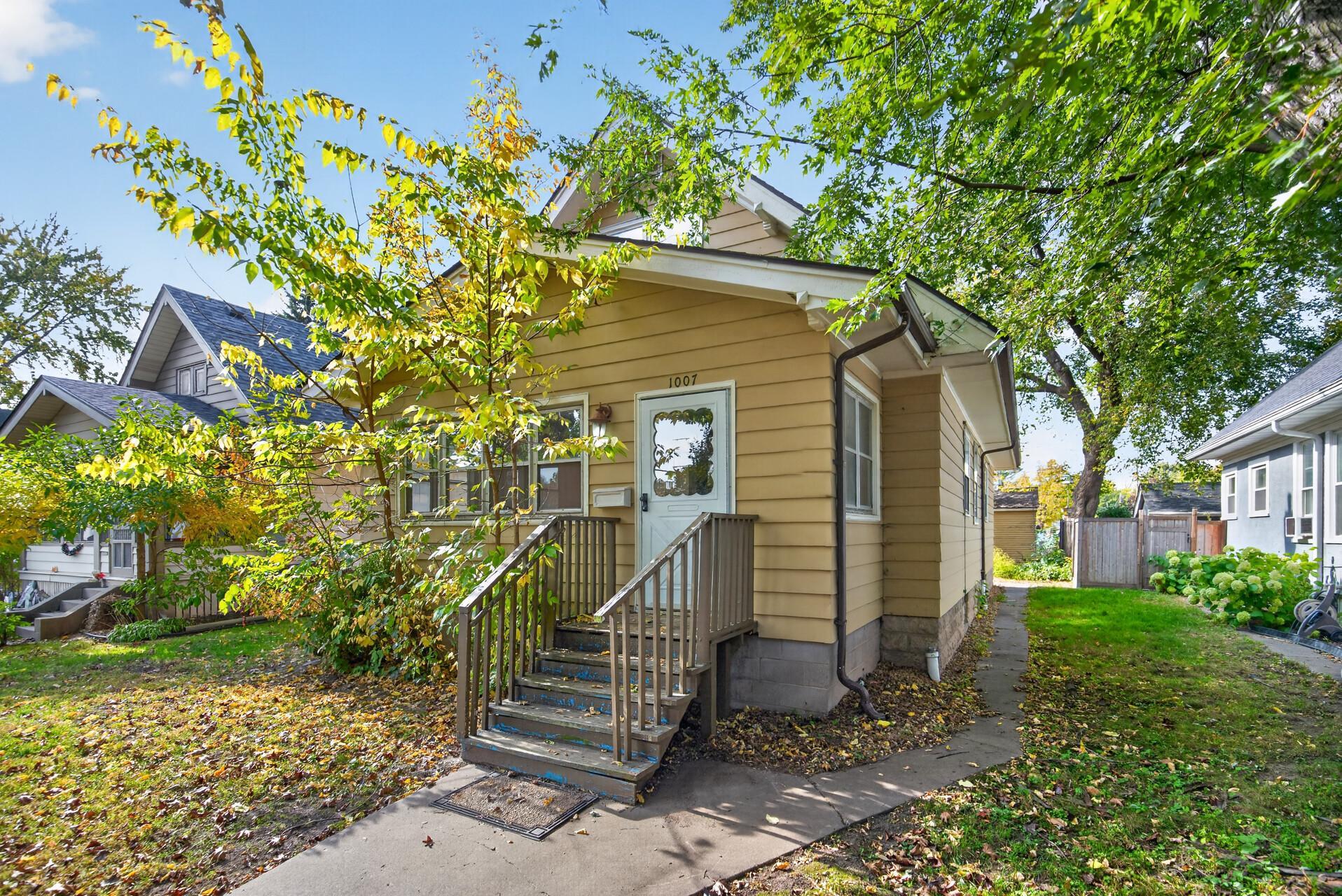 1007 Victoria Street N, Saint Paul MN 55103