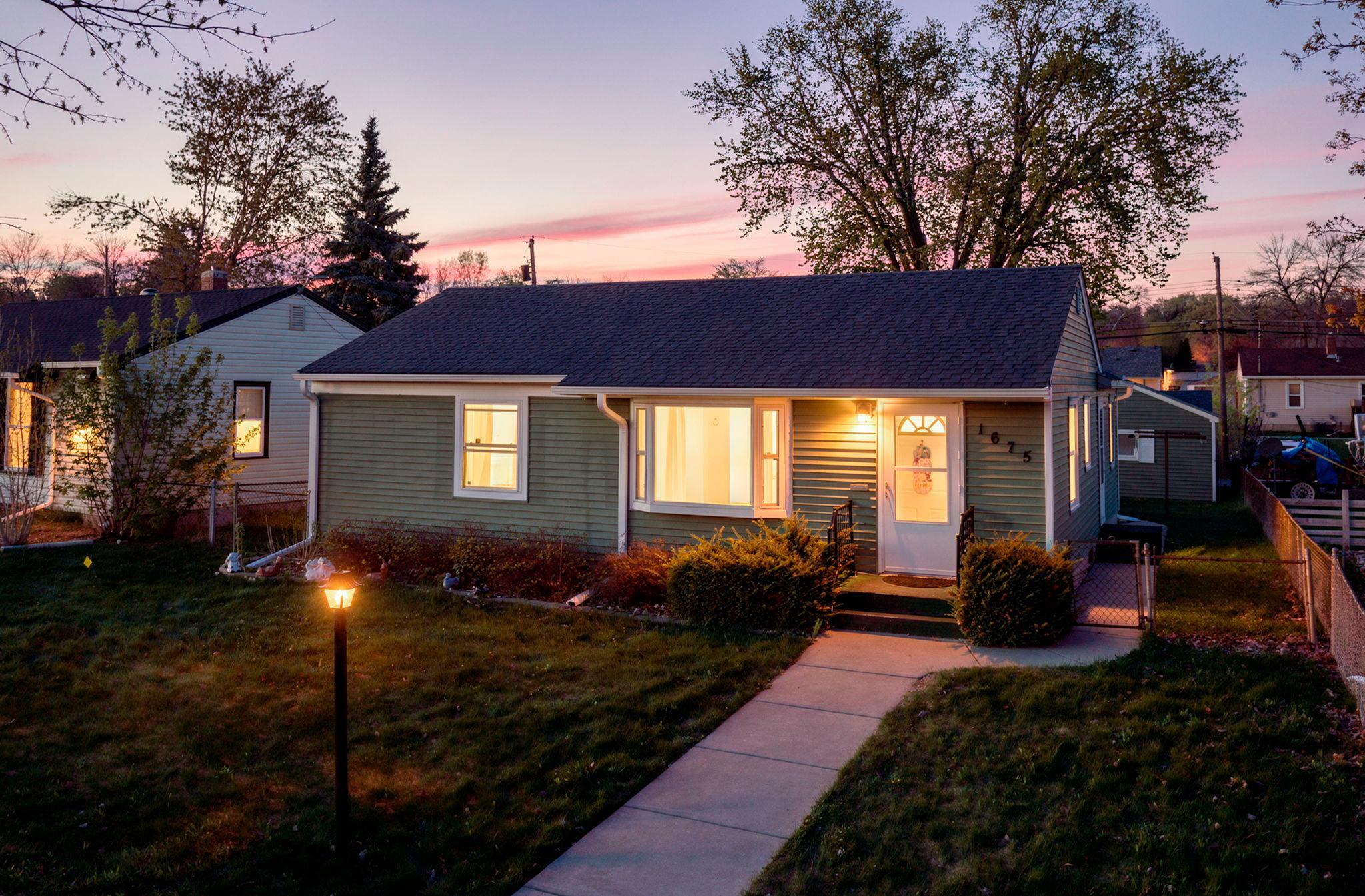 1675 Iowa Avenue E, Saint Paul MN 55106