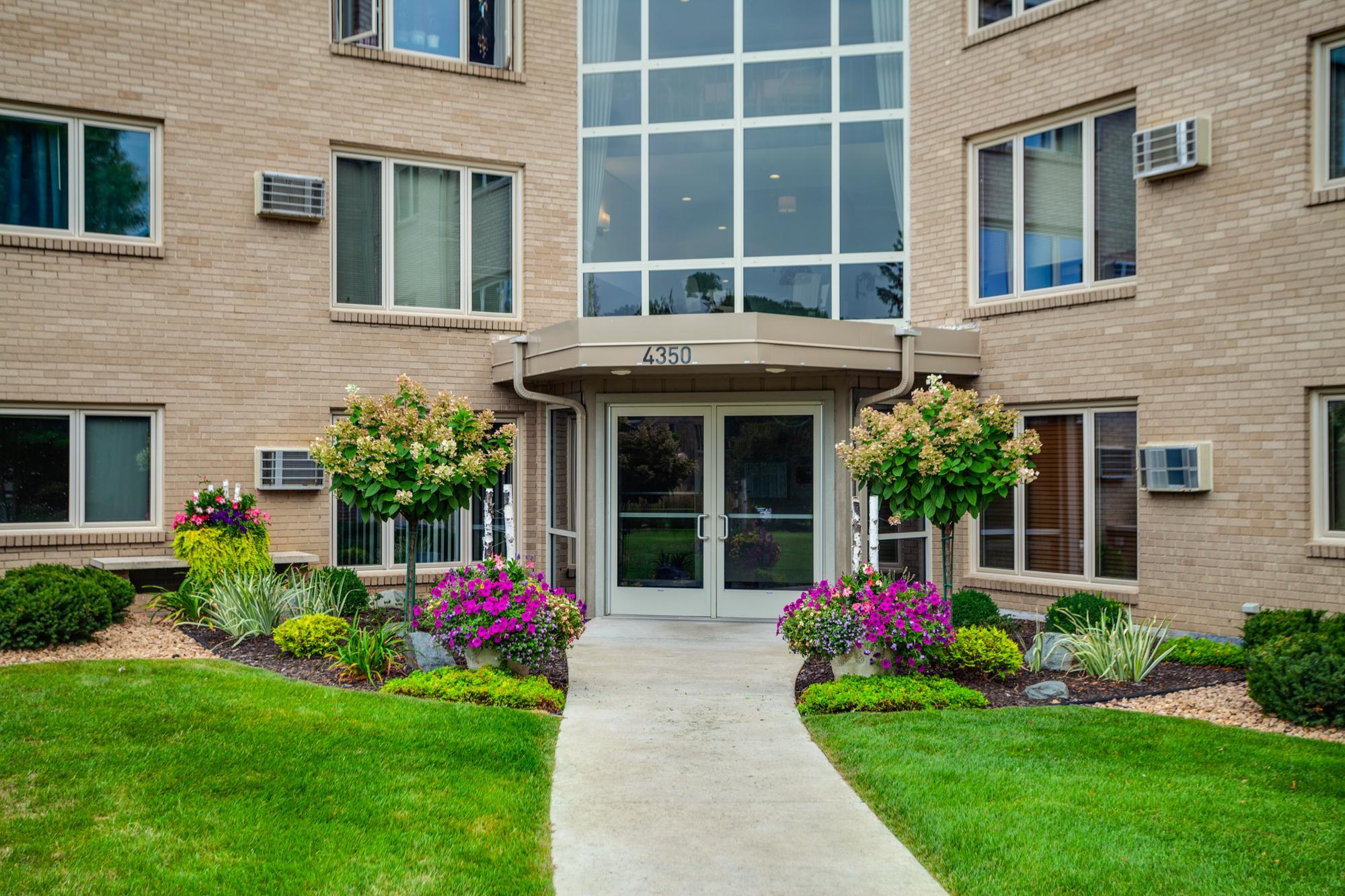 4350 Brookside Court Unit 302, Edina MN 55436