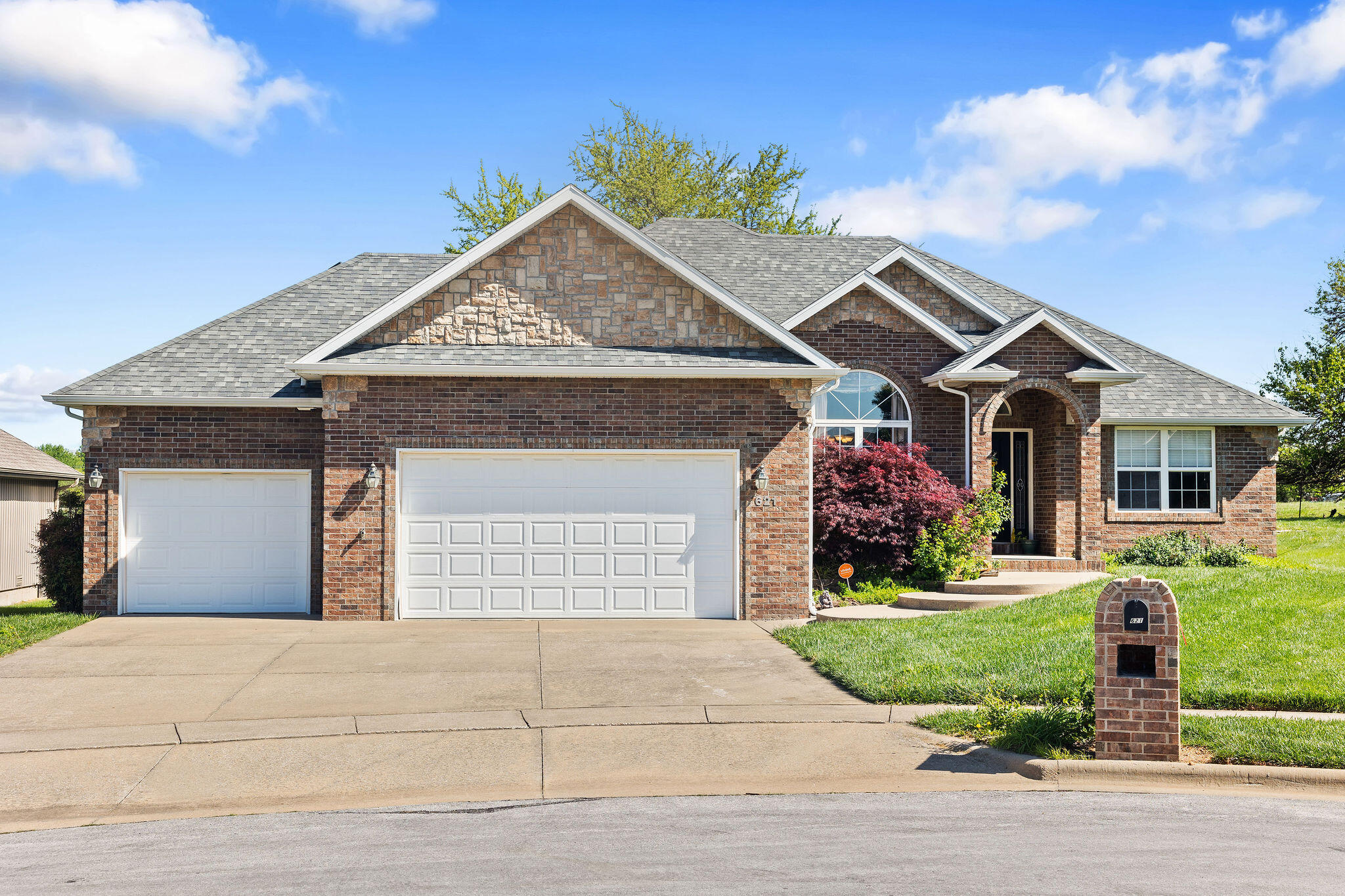 621 W Meadowgate Drive, Springfield MO 65803