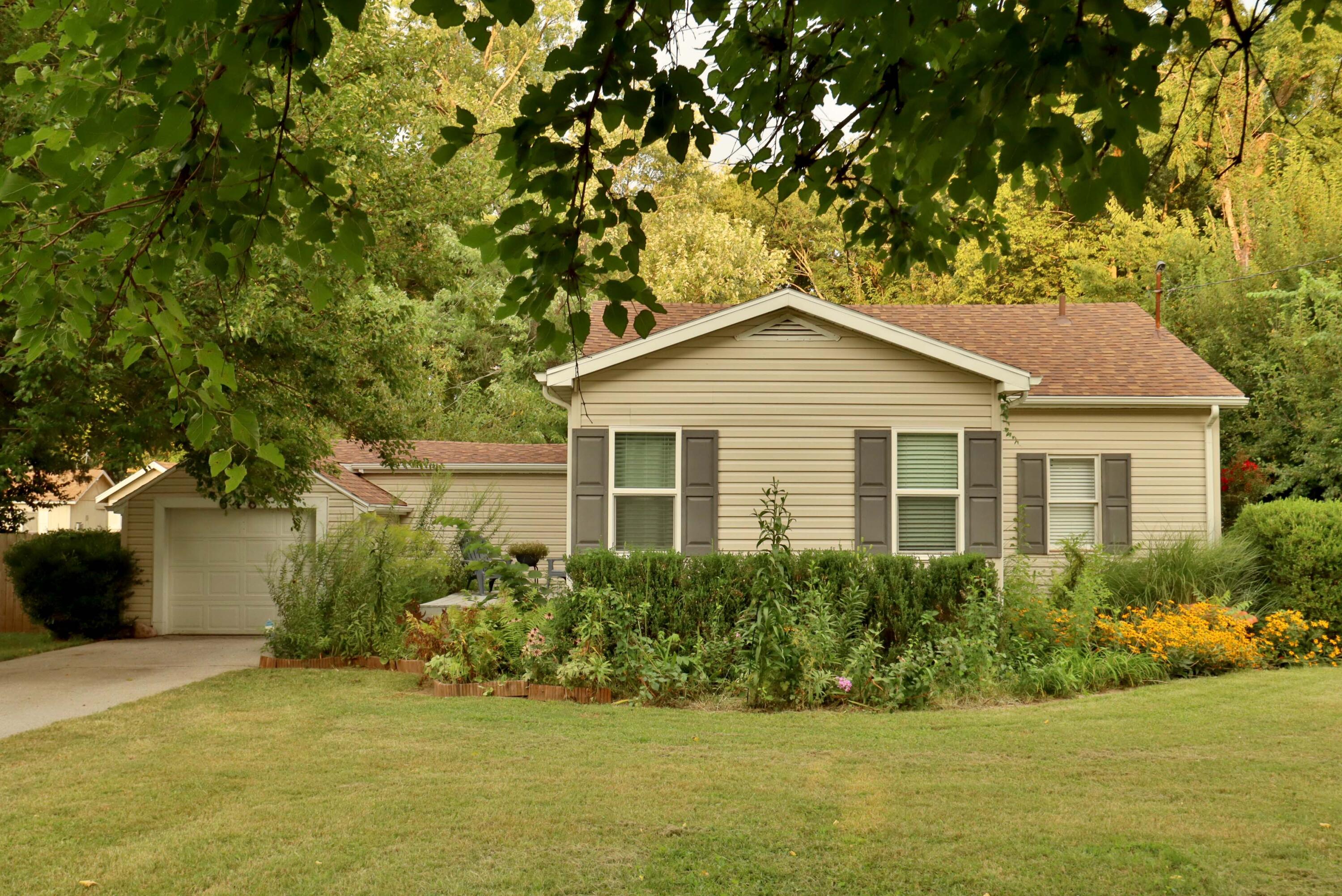 648 S Peach Tree Avenue, Springfield MO 65802