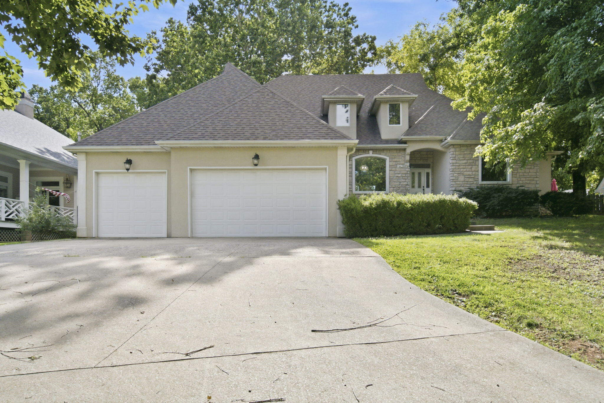 1628 S Charing Road, Springfield MO 65809