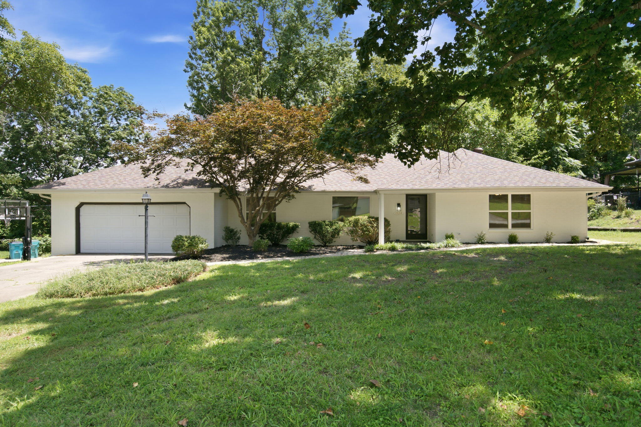 1524 S Charing Avenue, Springfield MO 65809