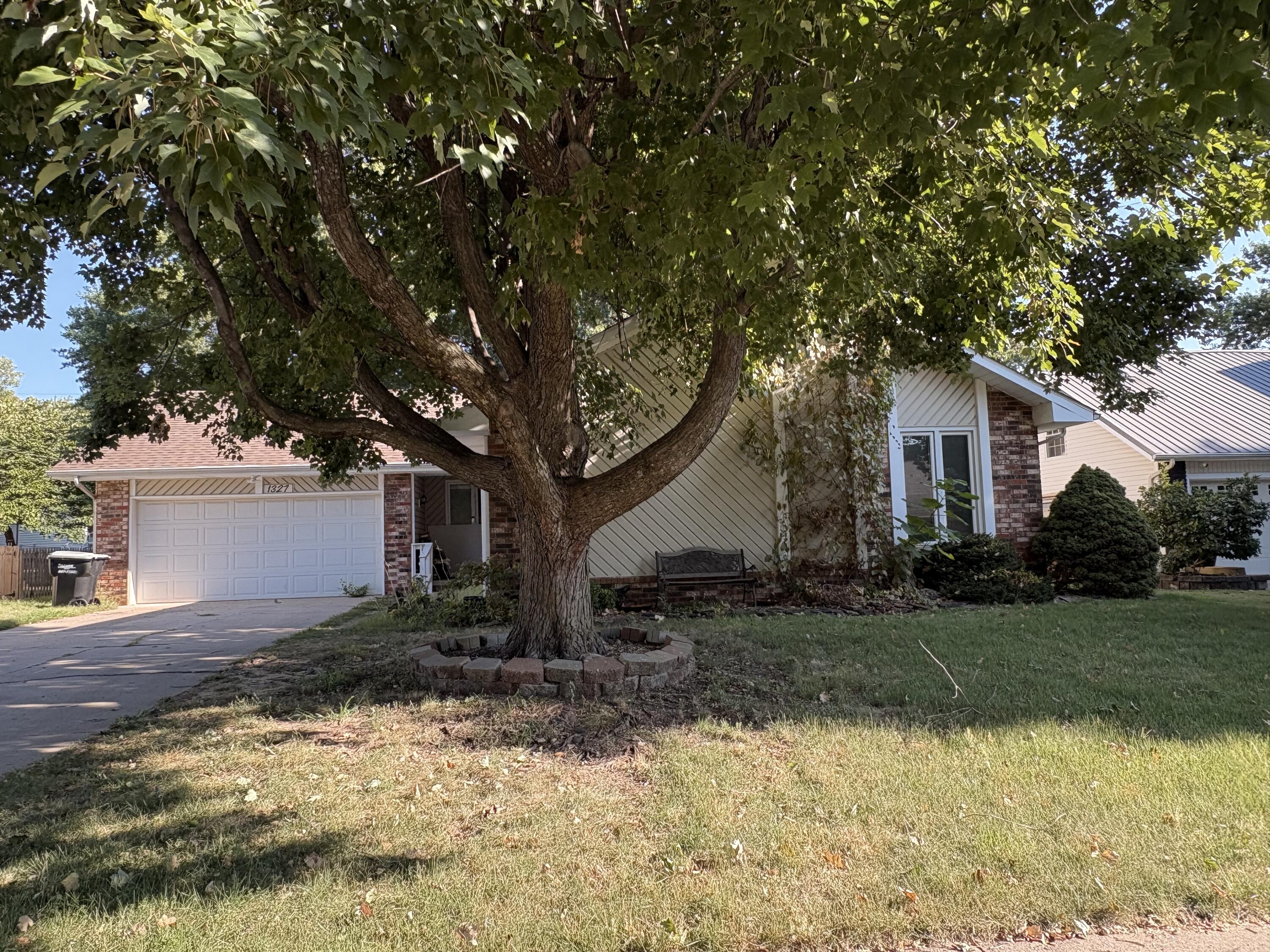 1327 W Riverside Street, Springfield MO 65807